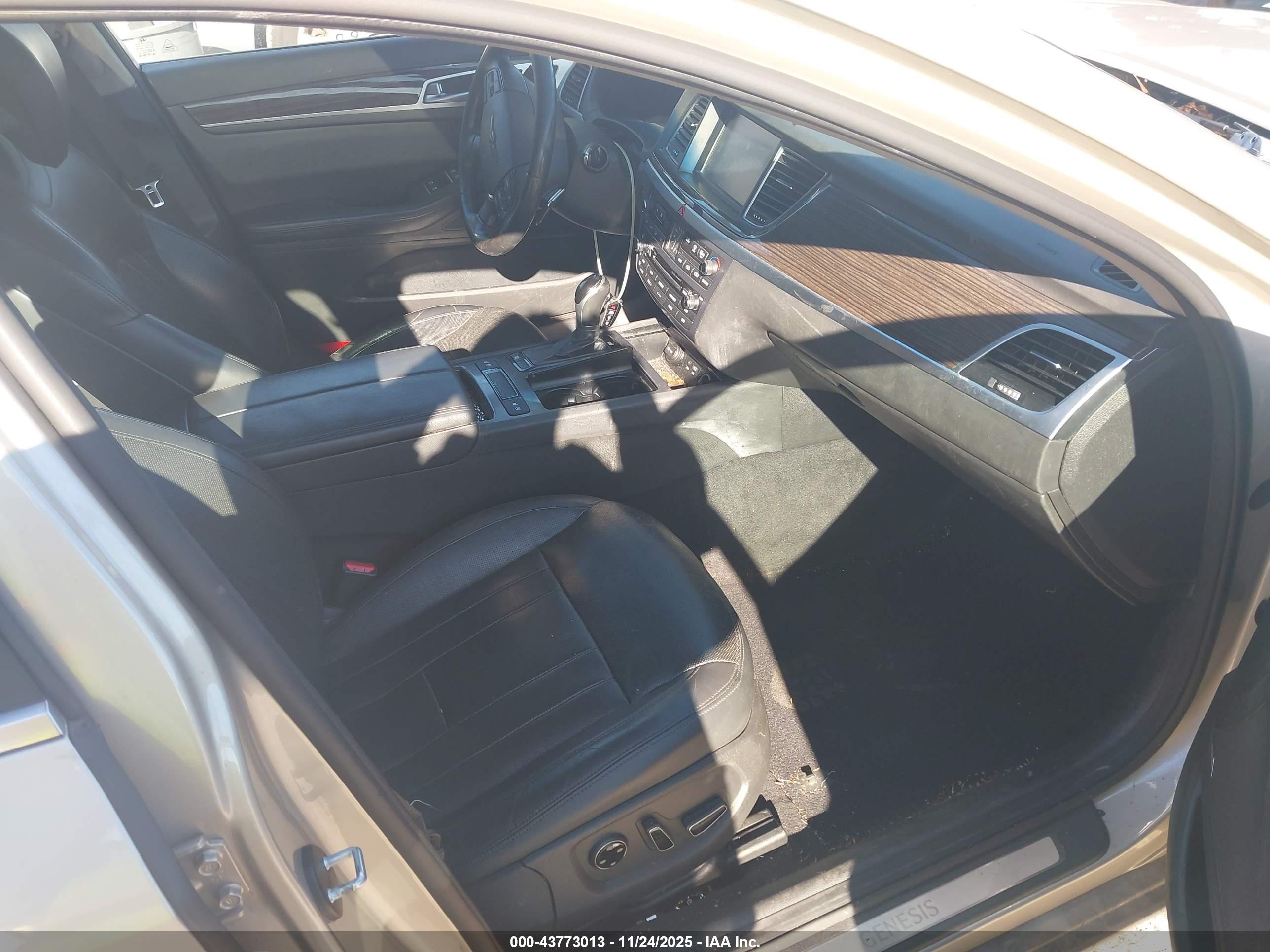 HYUNDAI GENESIS image 5