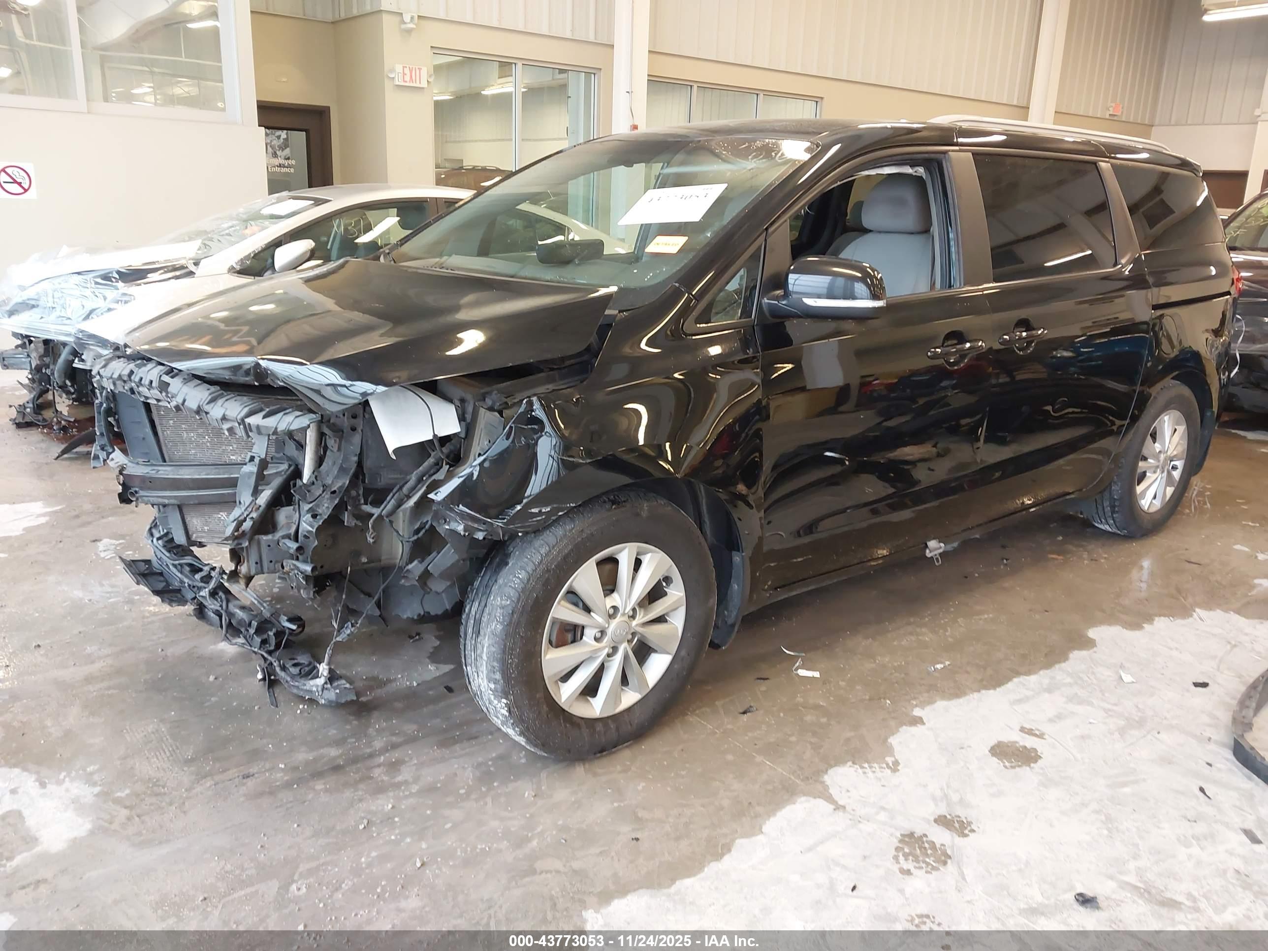 KIA SEDONA image 2