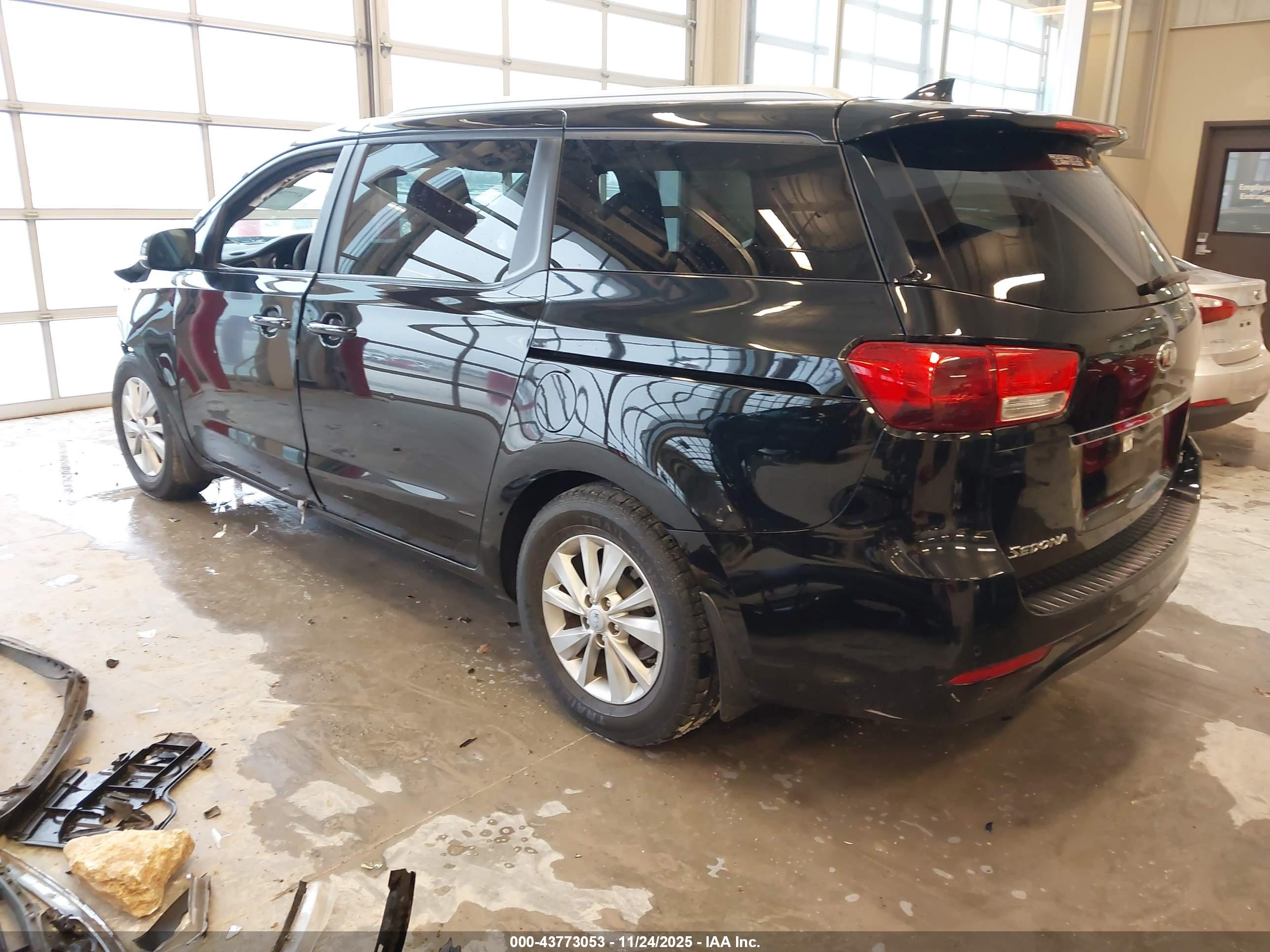 KIA SEDONA image 3