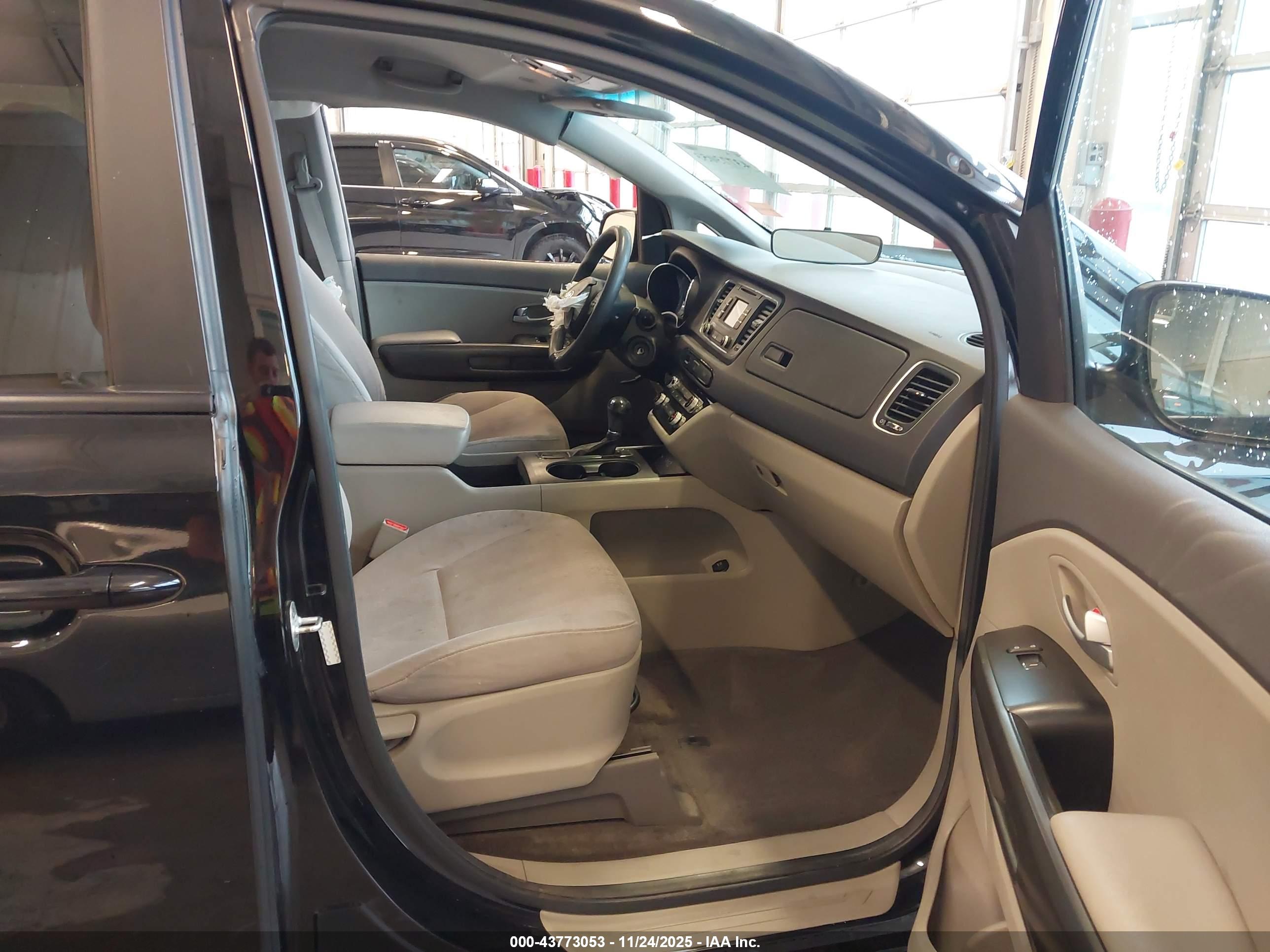 KIA SEDONA image 5