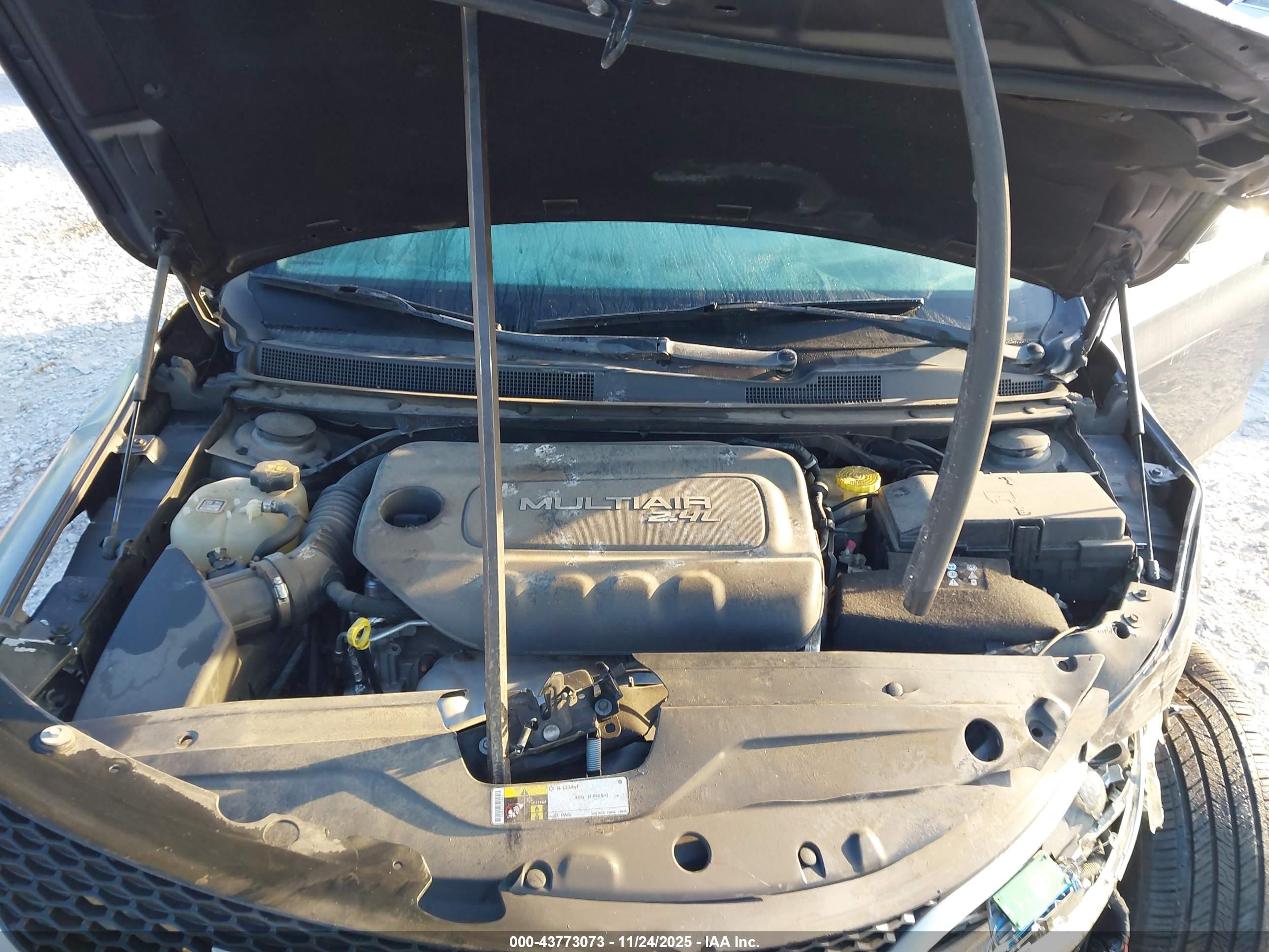 CHRYSLER 200 image 10
