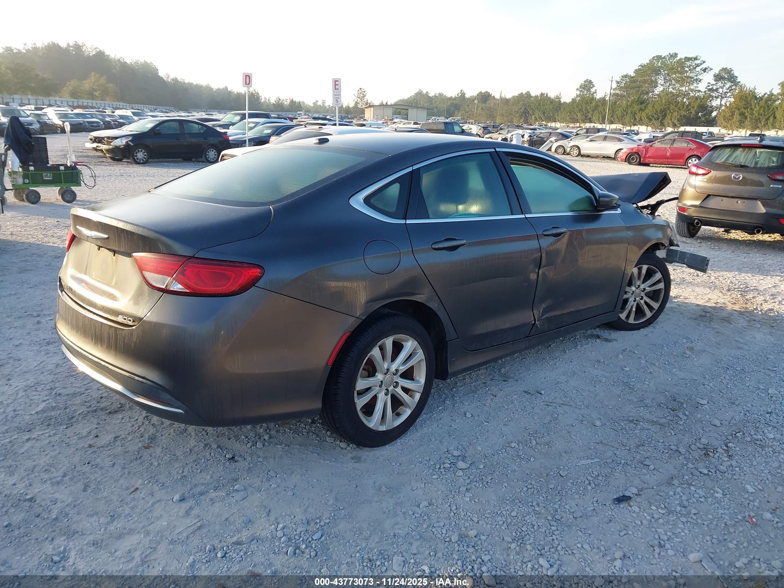 CHRYSLER 200 image 4