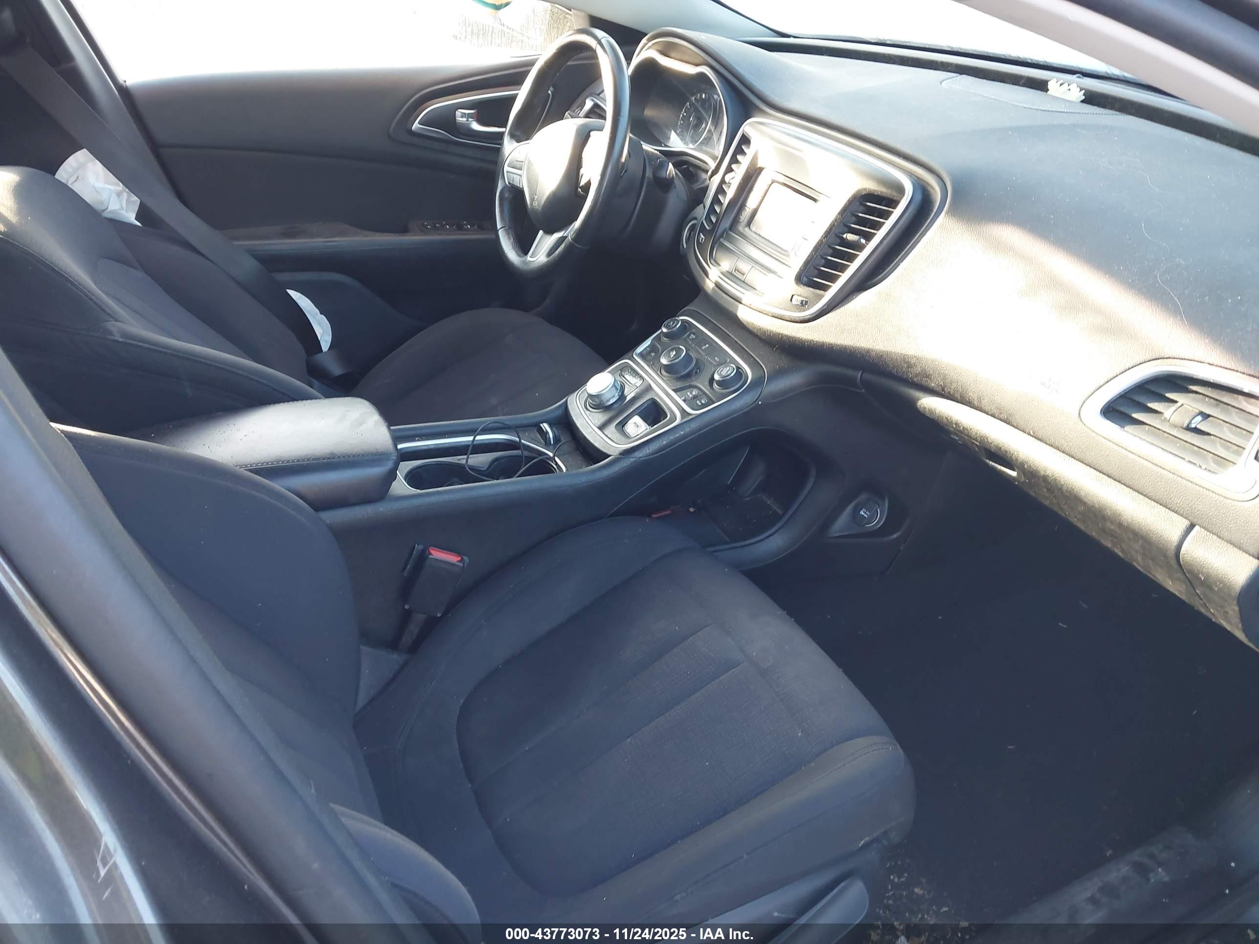 CHRYSLER 200 image 5