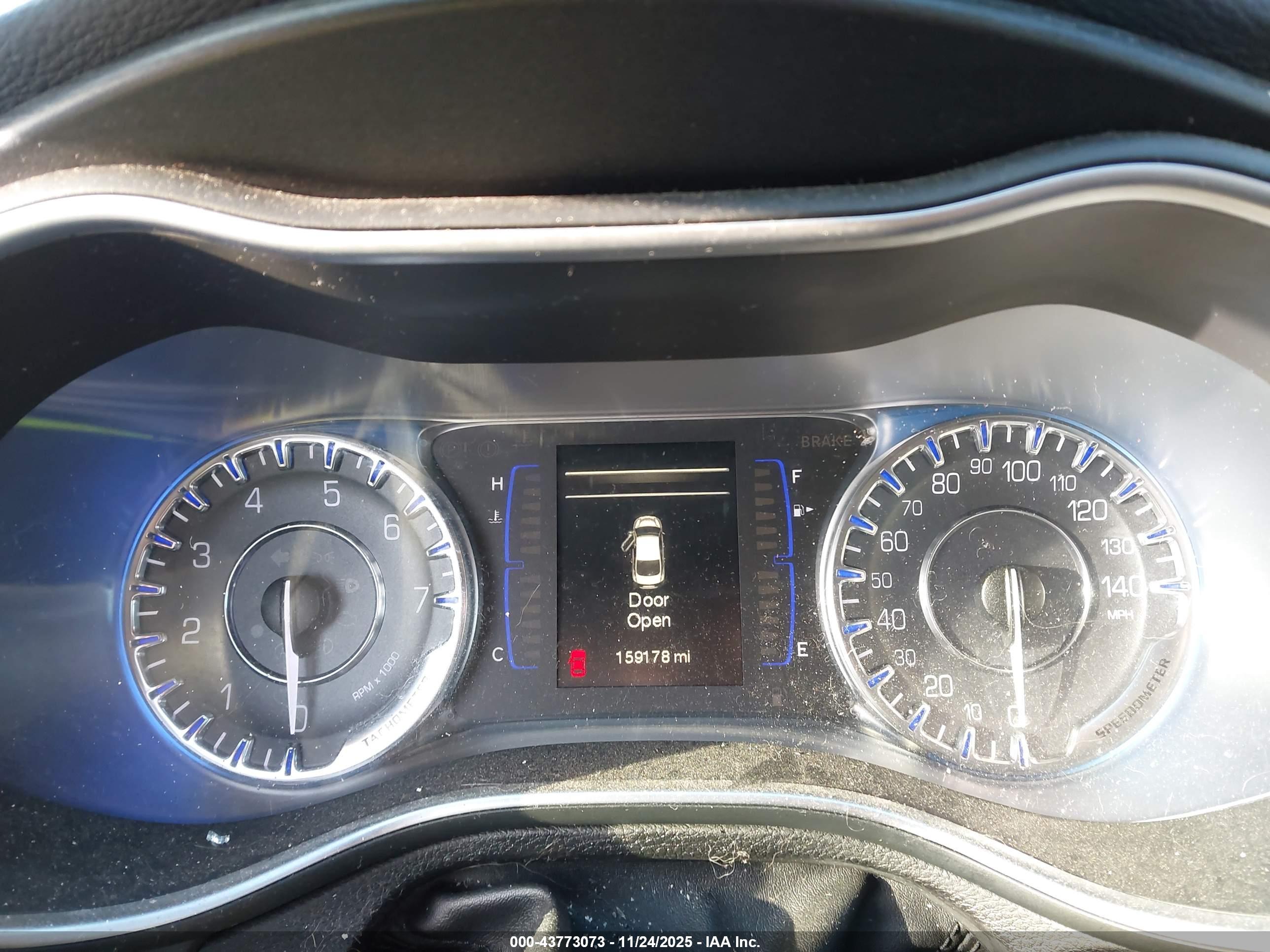 CHRYSLER 200 image 7
