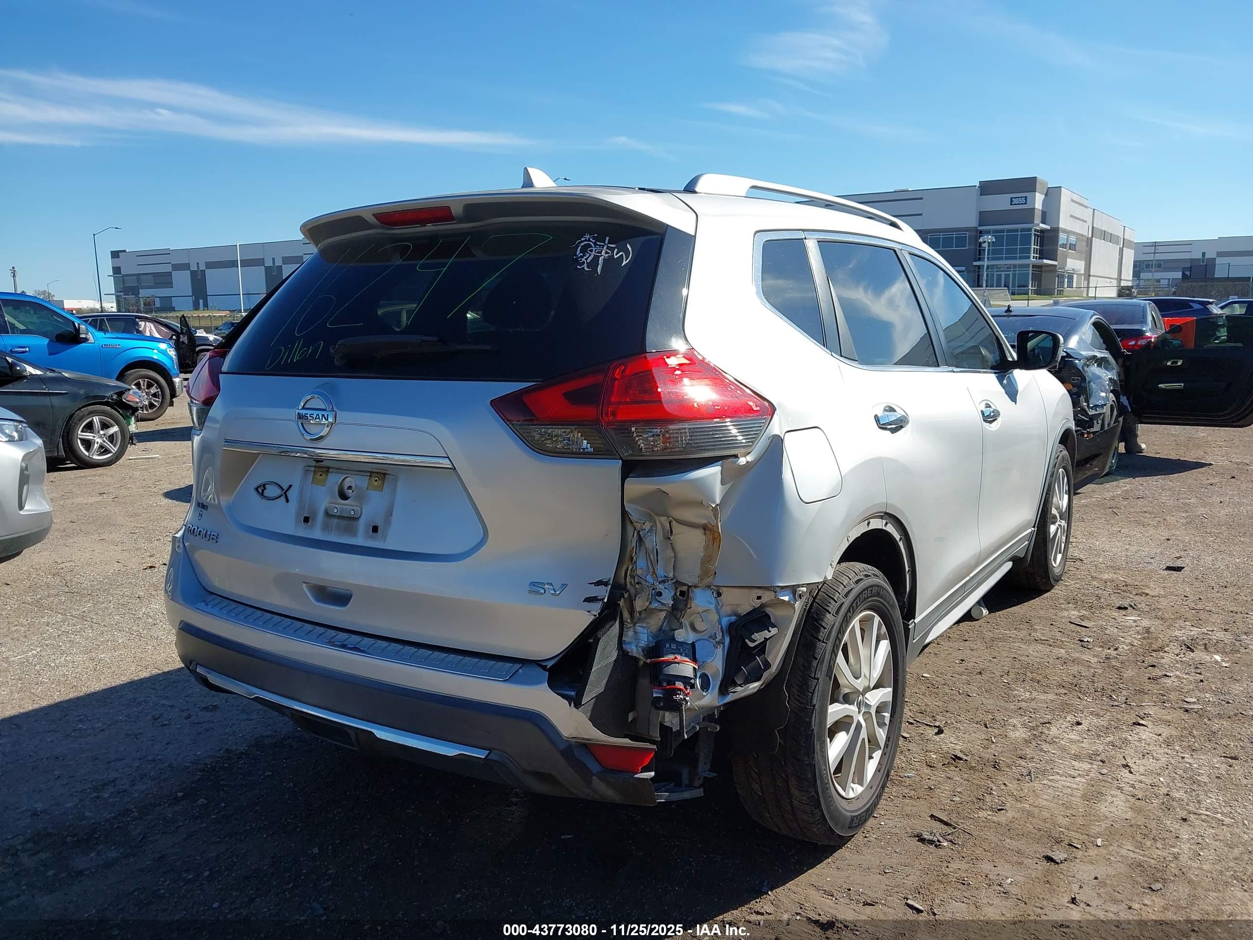 NISSAN ROGUE image 4