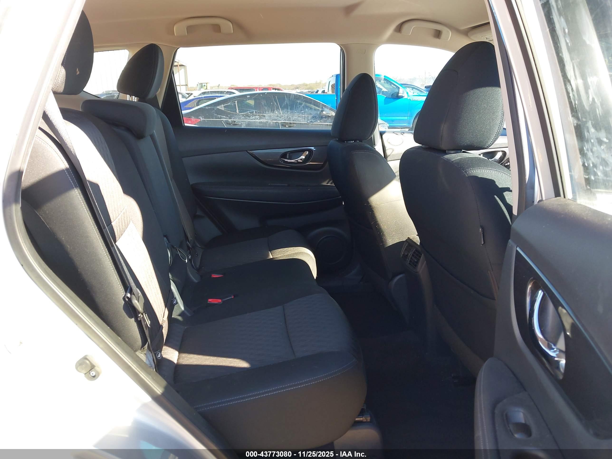 NISSAN ROGUE image 8