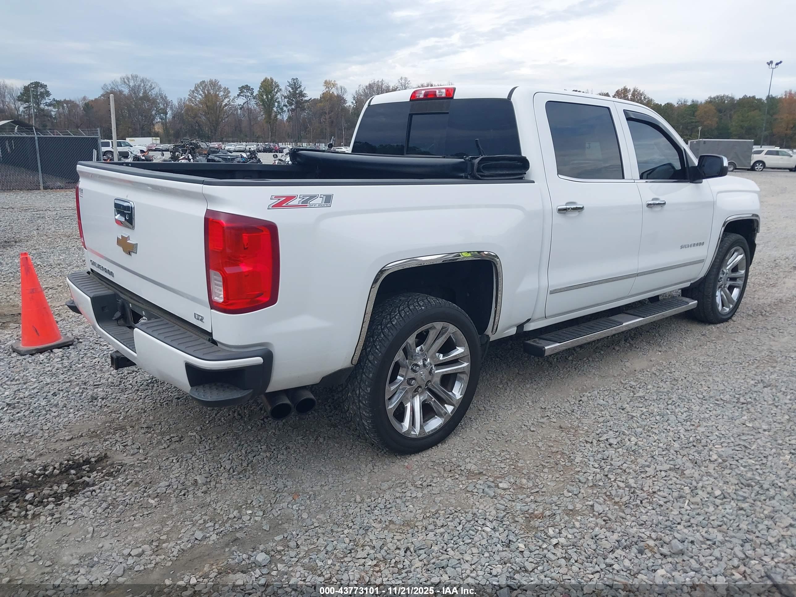 CHEVROLET SILVERADO image 4