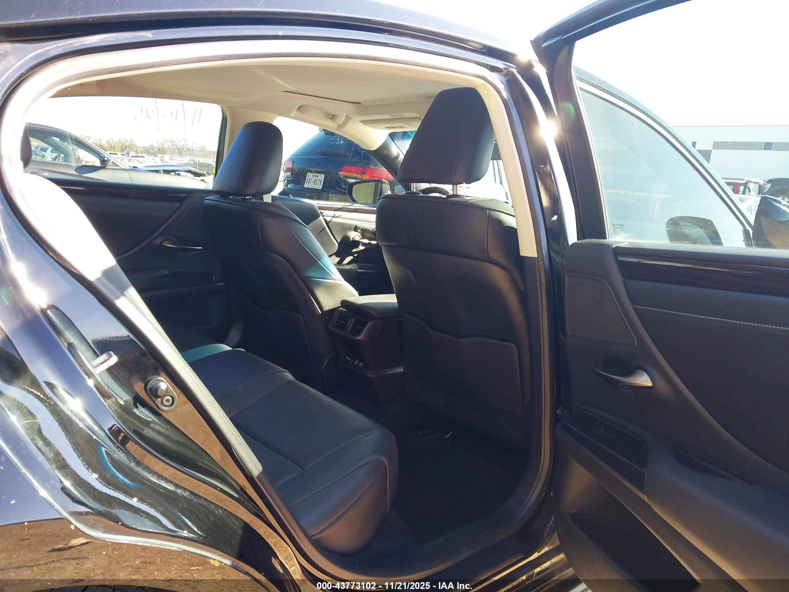 LEXUS ES image 8