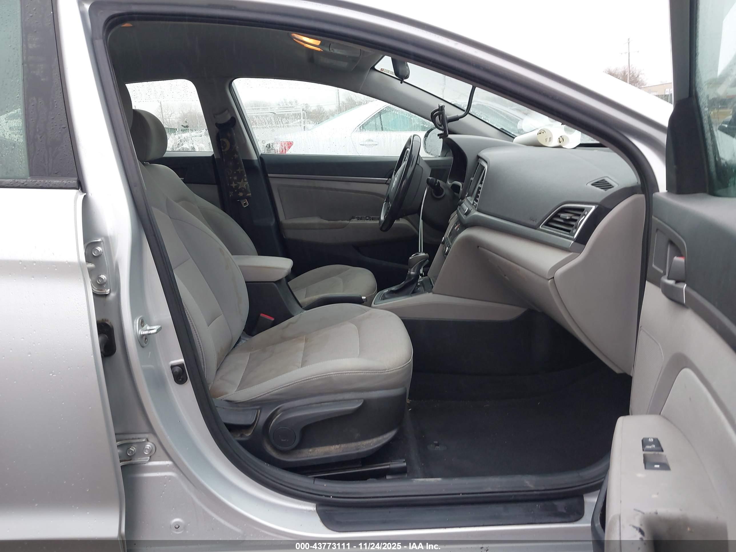 HYUNDAI ELANTRA image 5