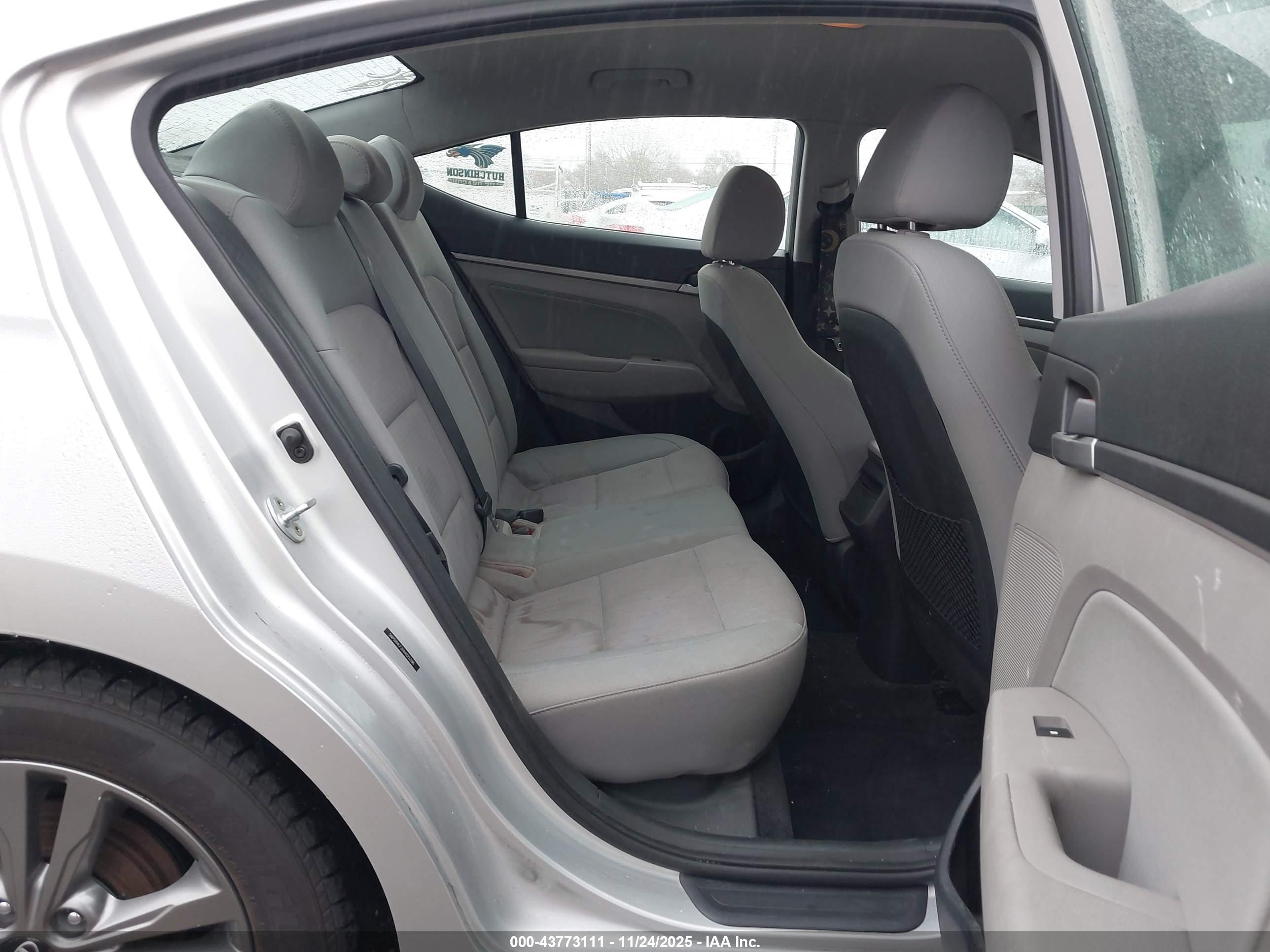 HYUNDAI ELANTRA image 8
