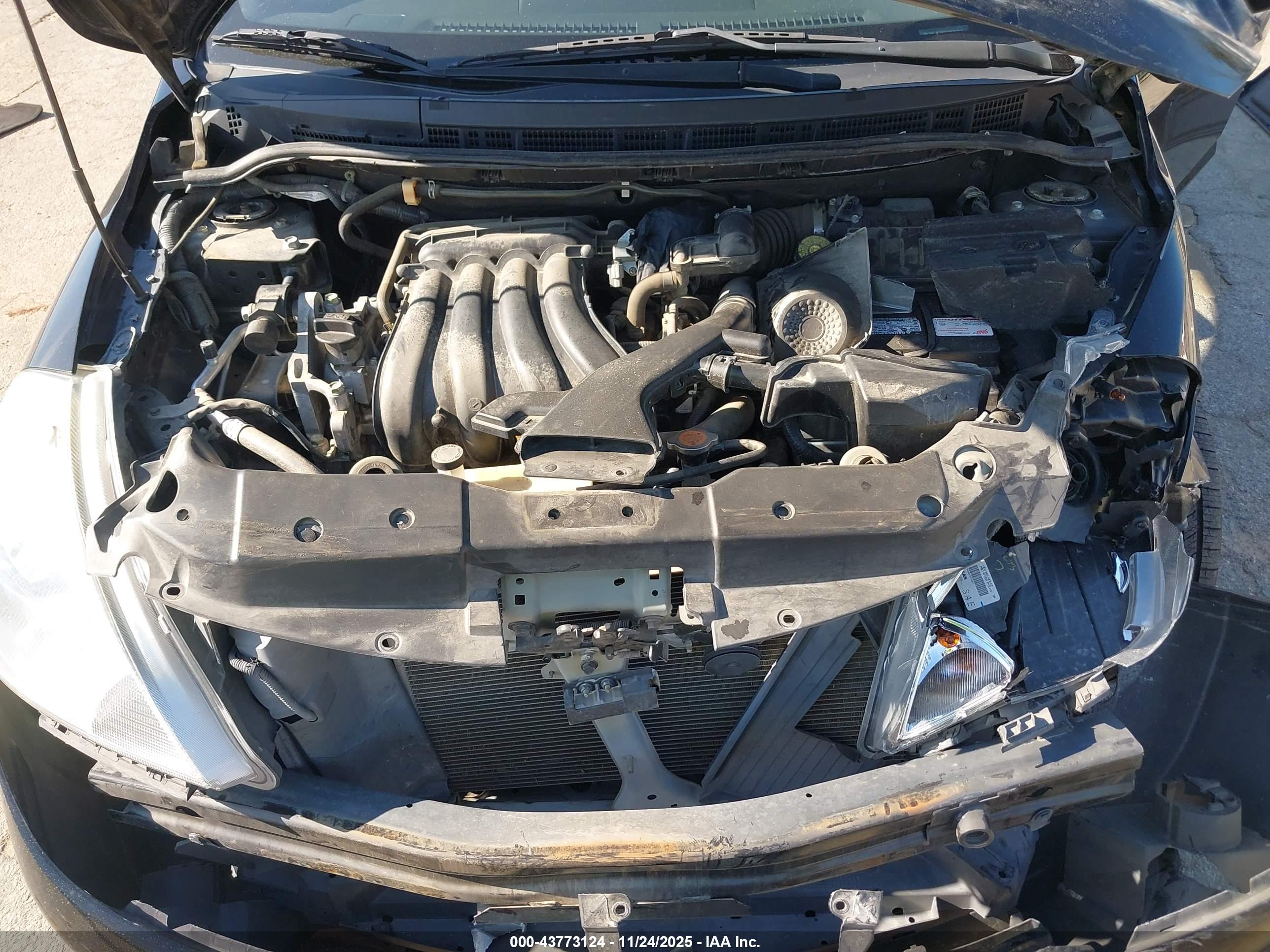 NISSAN VERSA image 10