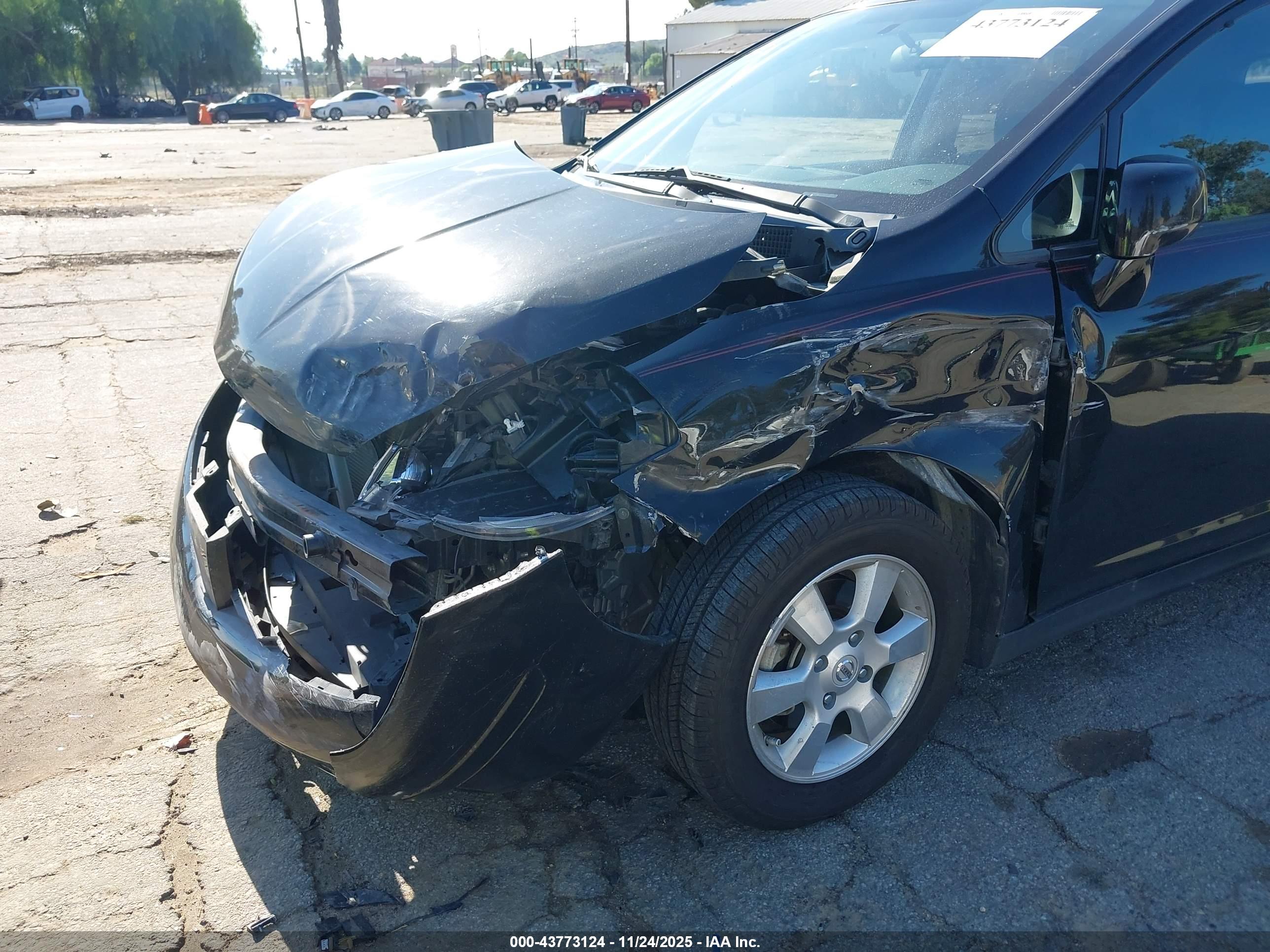 NISSAN VERSA image 6
