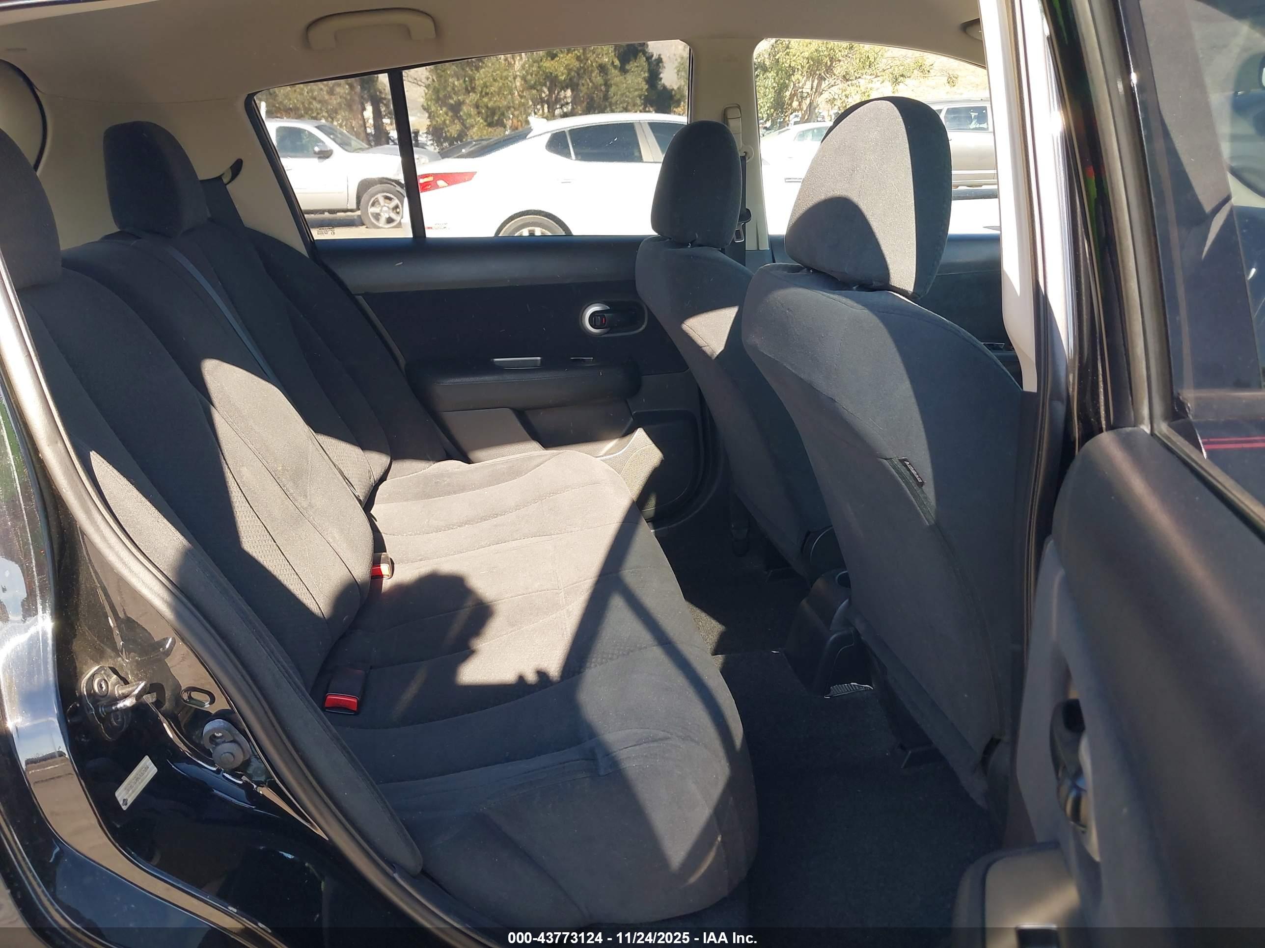 NISSAN VERSA image 8