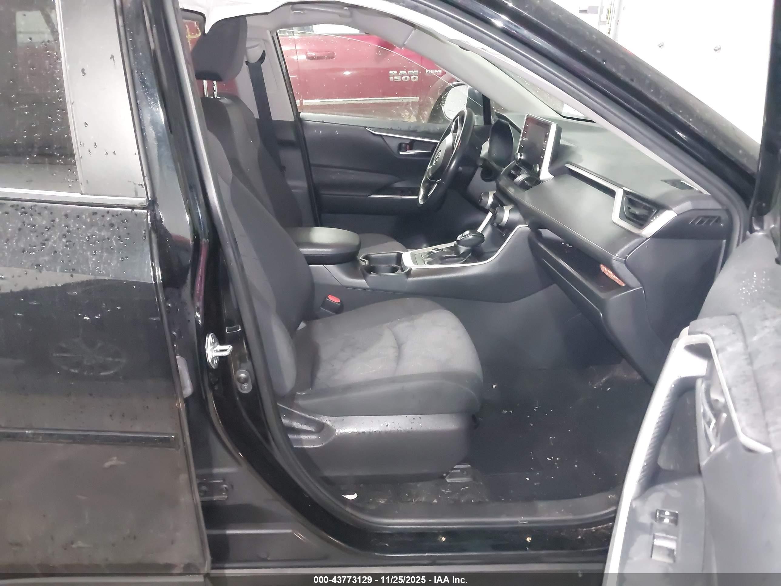 TOYOTA RAV4 image 5