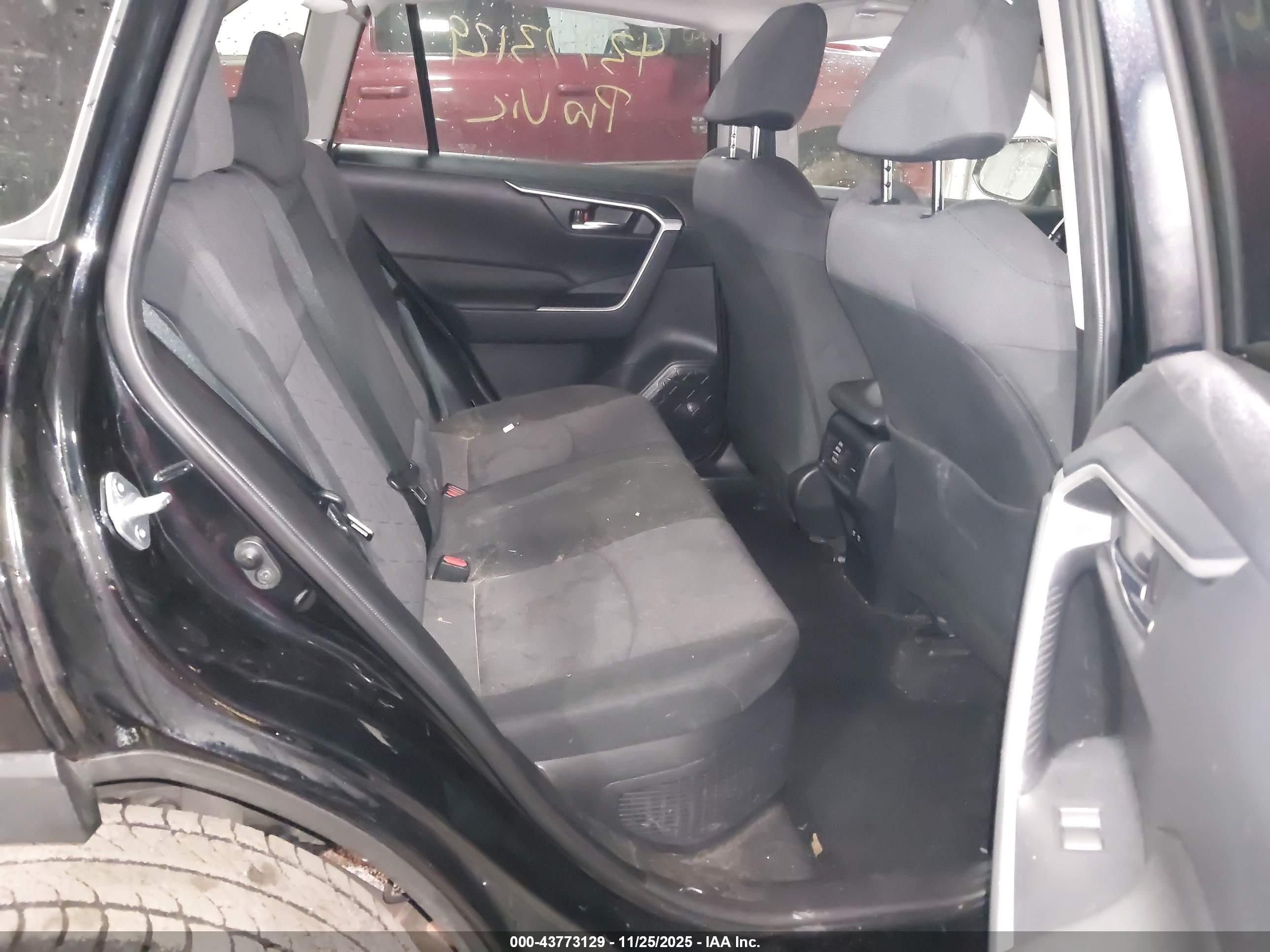 TOYOTA RAV4 image 8