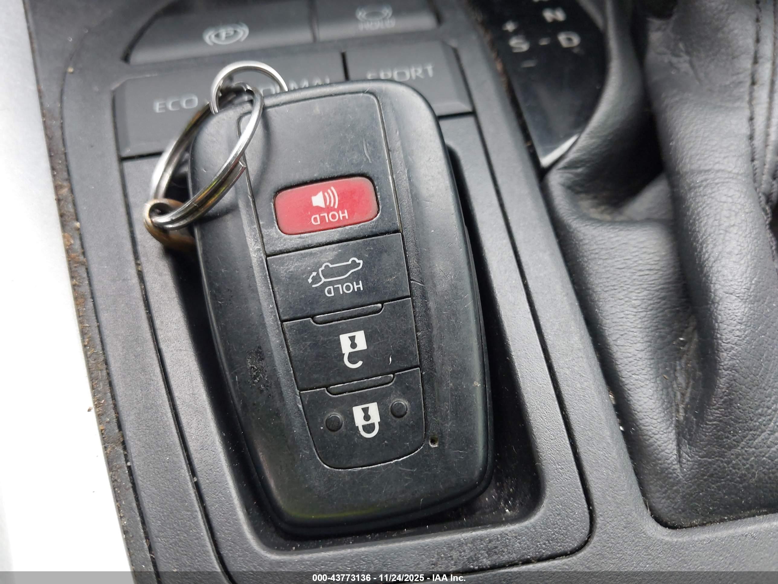 TOYOTA RAV4 image 11