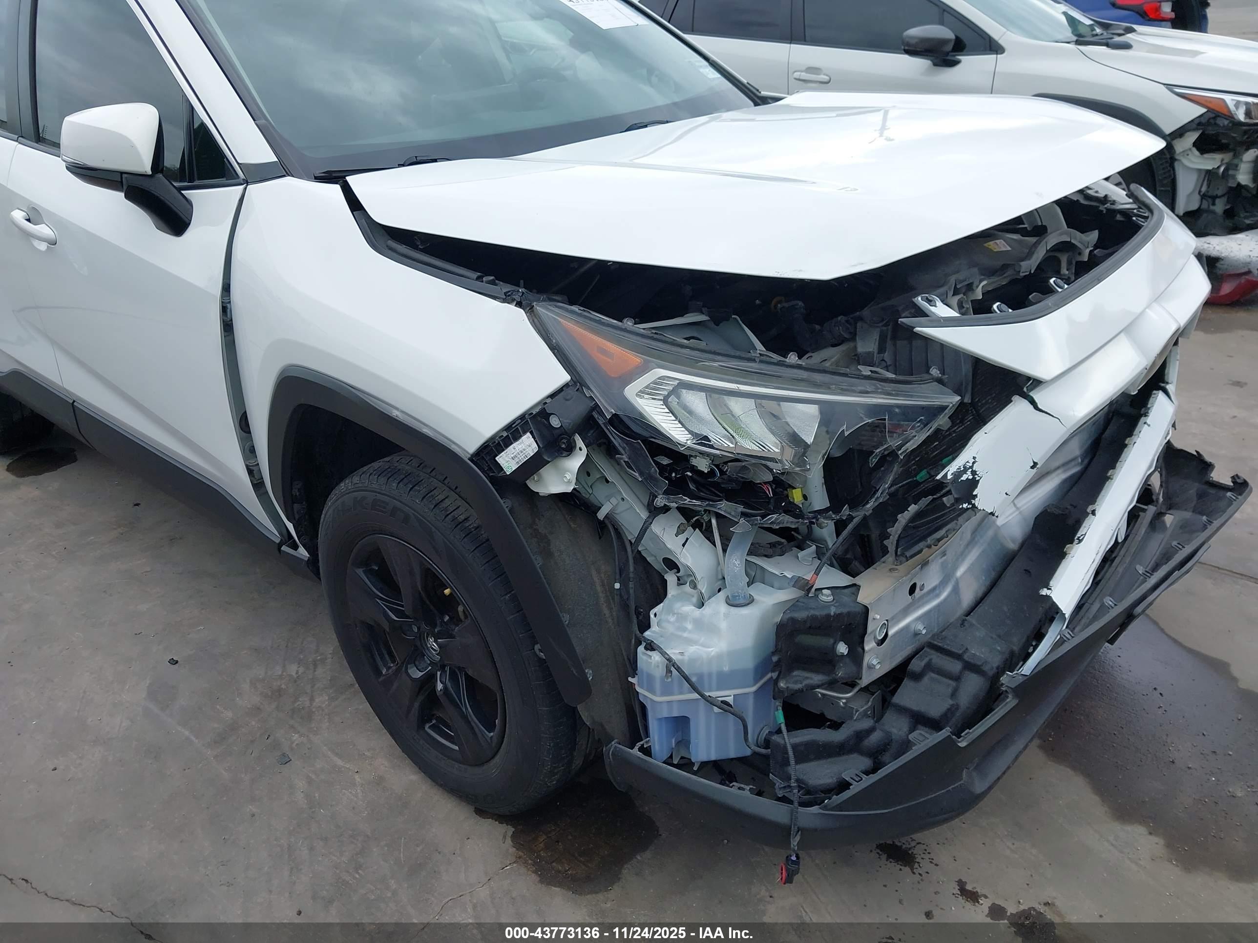 TOYOTA RAV4 image 6