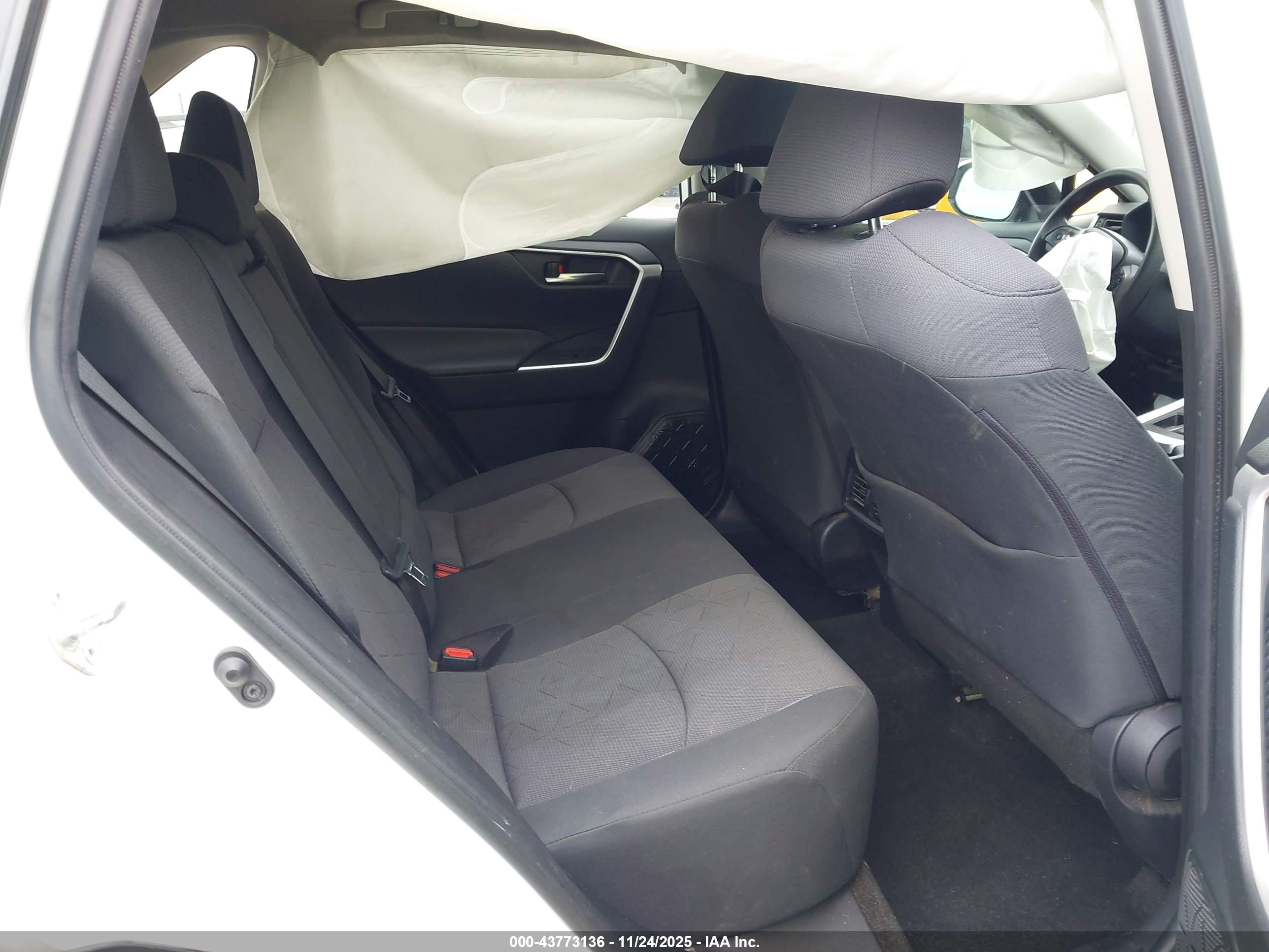 TOYOTA RAV4 image 8
