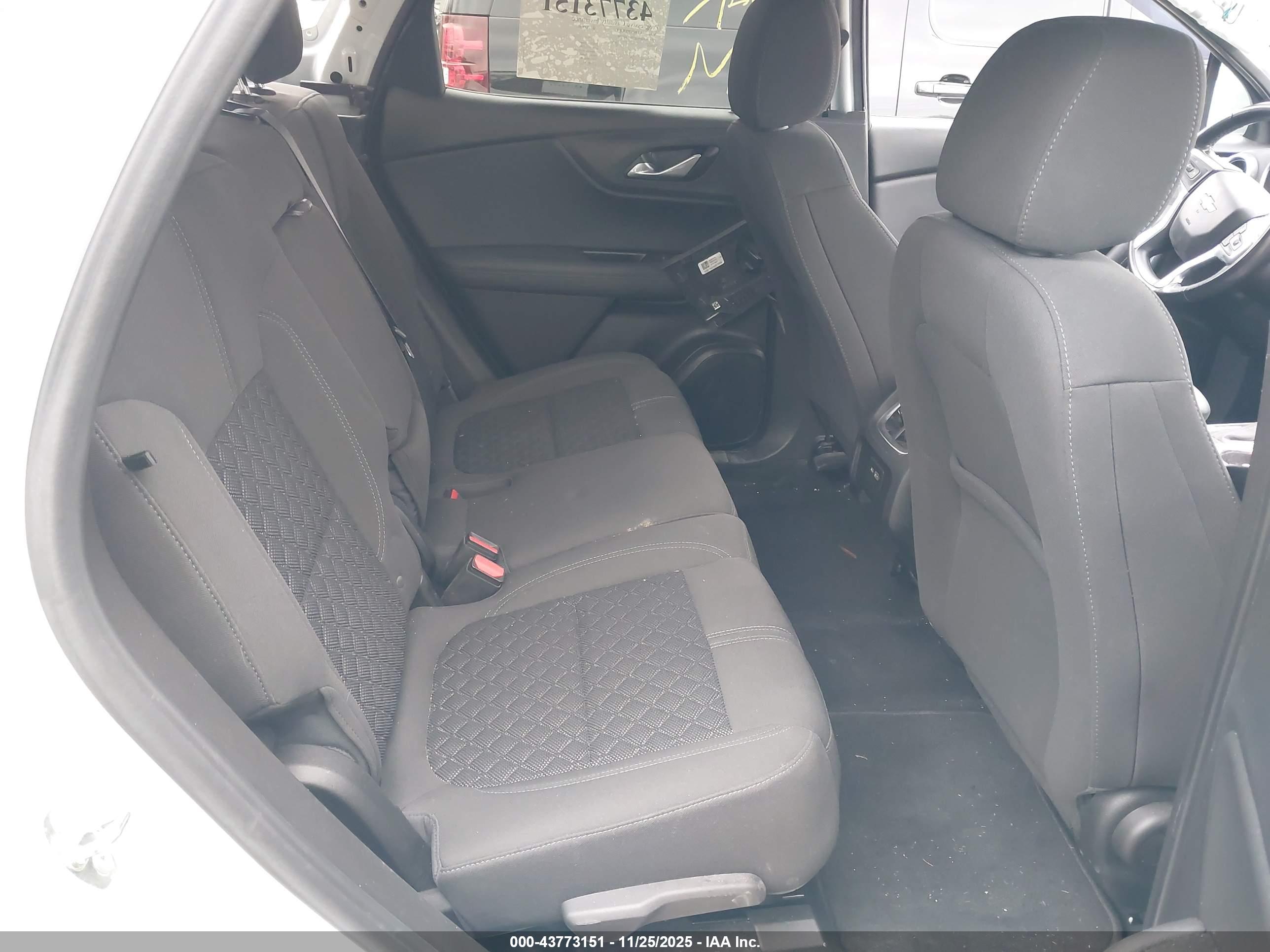 CHEVROLET BLAZER image 8