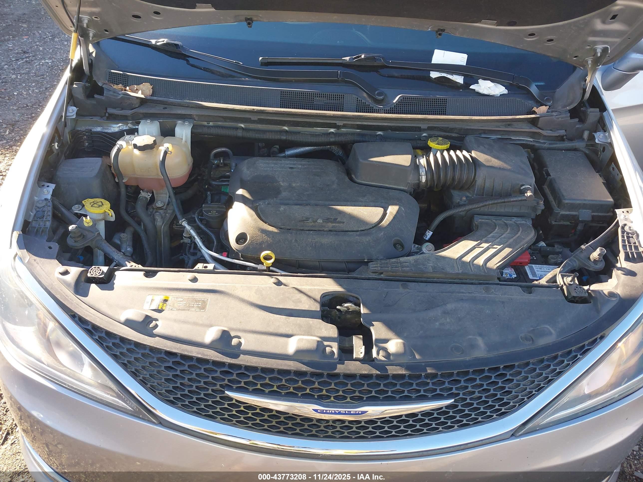 CHRYSLER PACIFICA image 10