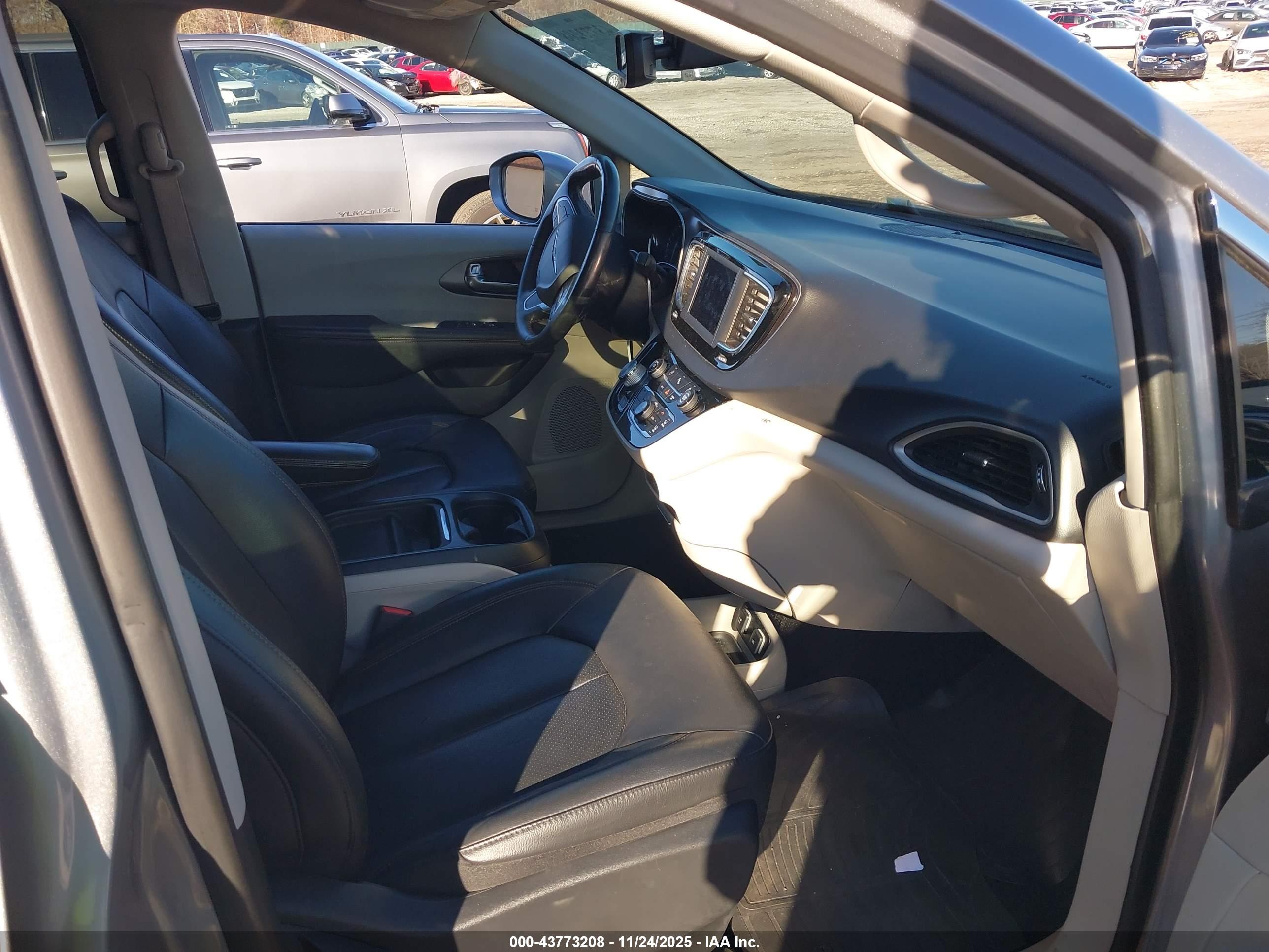 CHRYSLER PACIFICA image 5