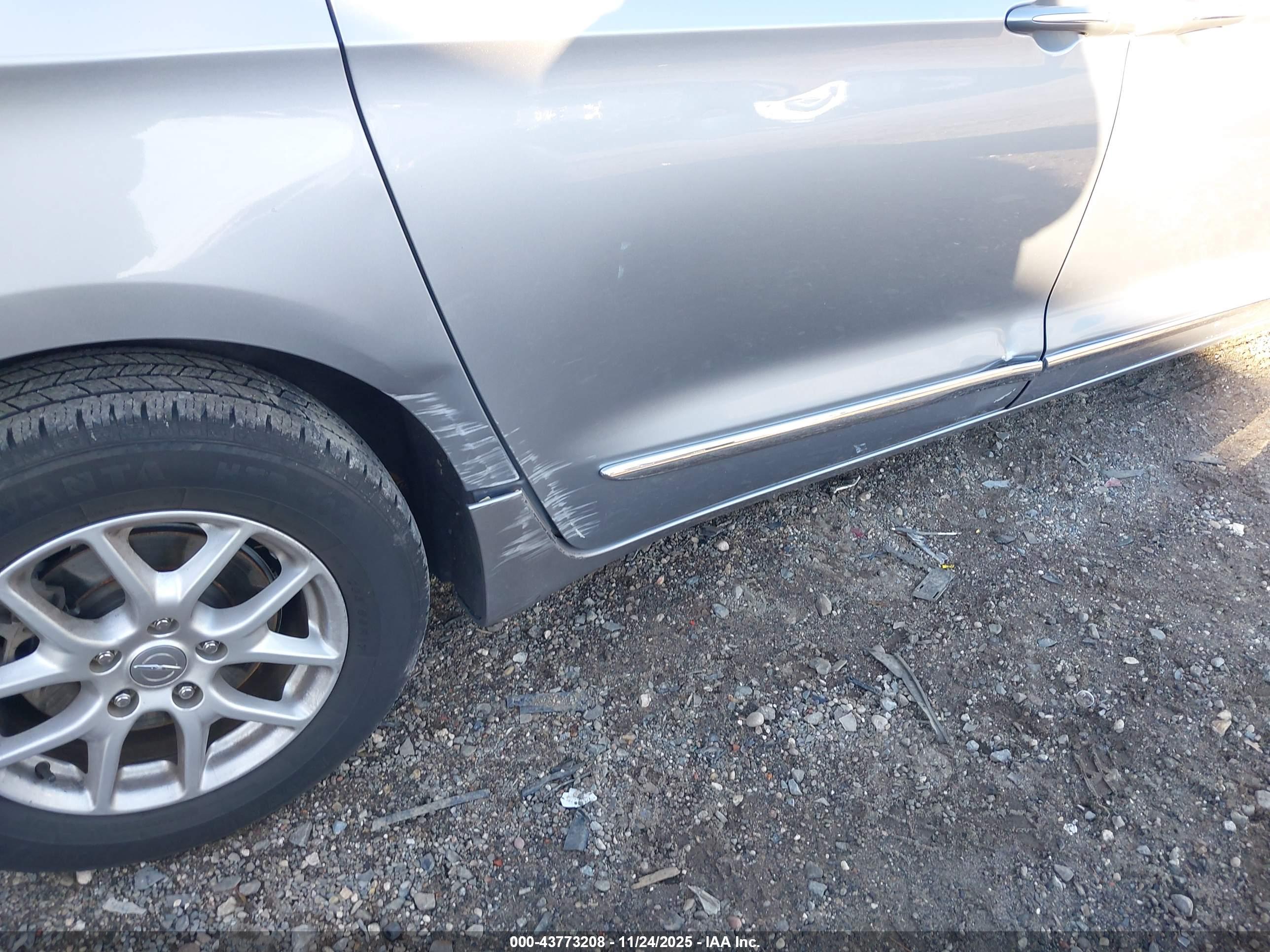 CHRYSLER PACIFICA image 6
