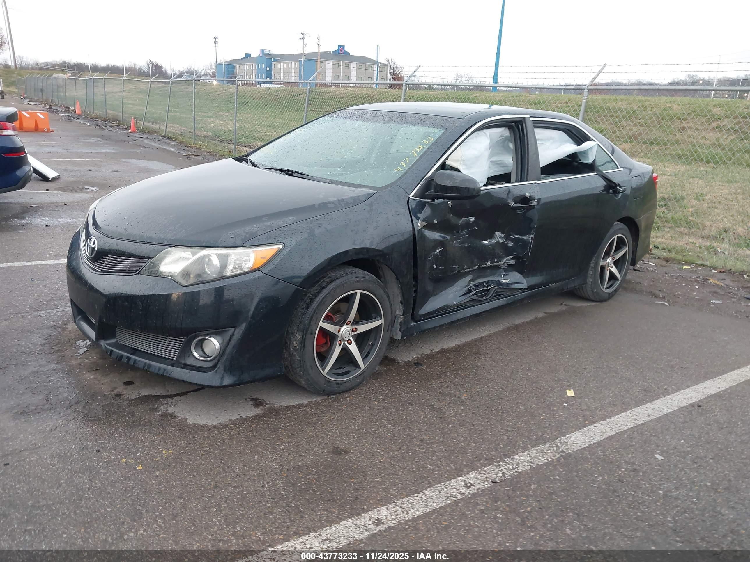 TOYOTA CAMRY image 2