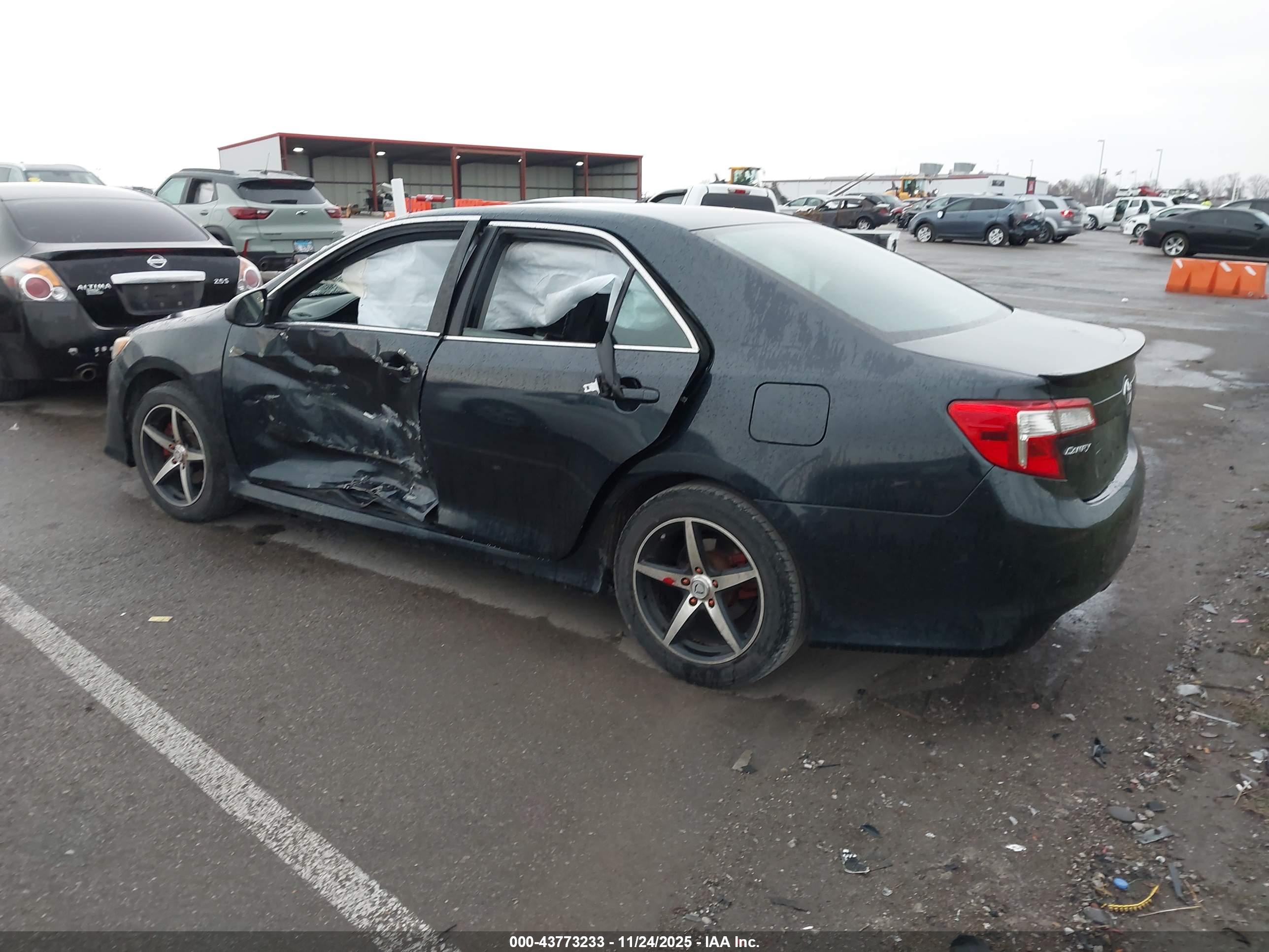 TOYOTA CAMRY image 3
