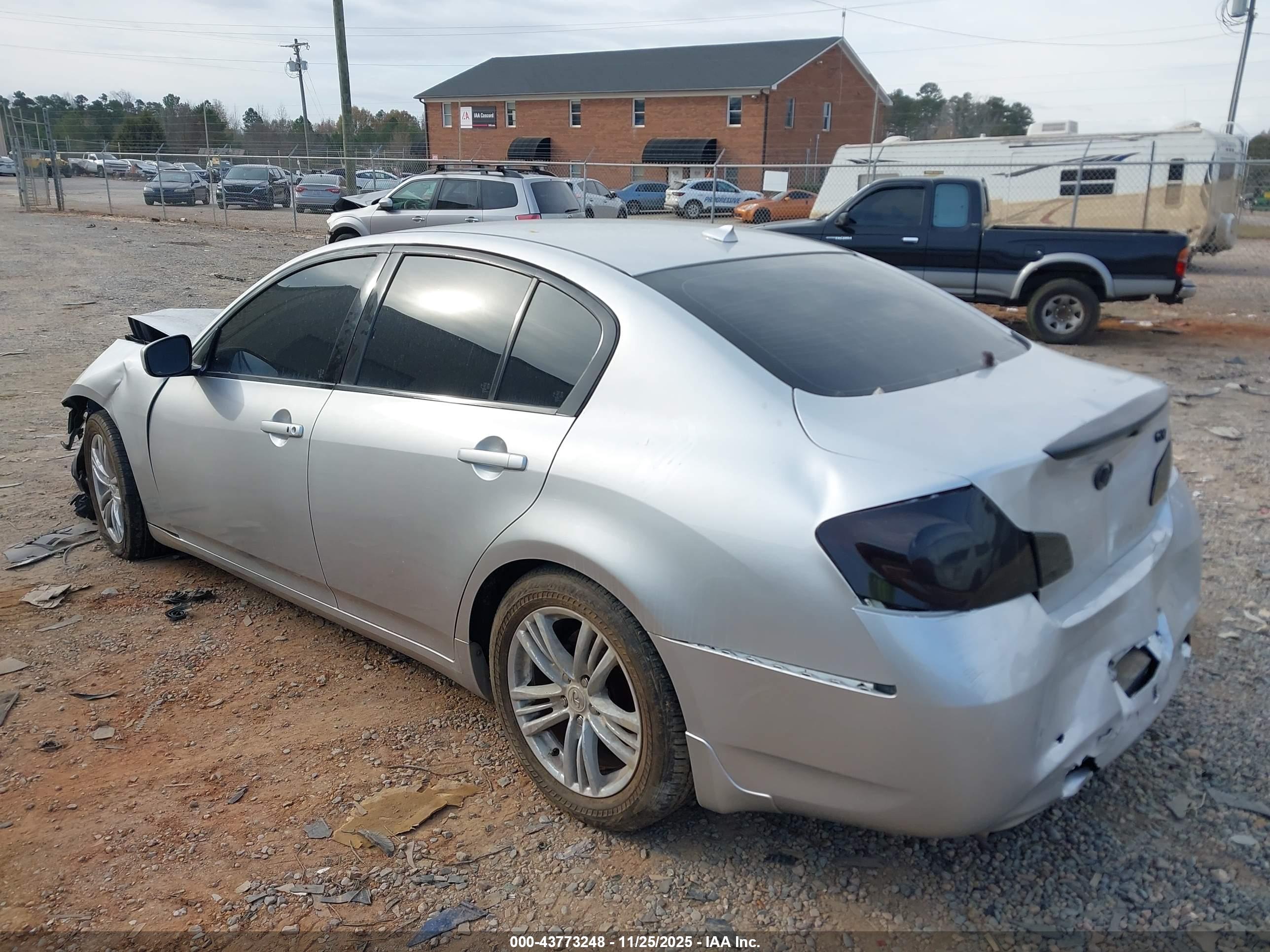 INFINITI G37 image 3