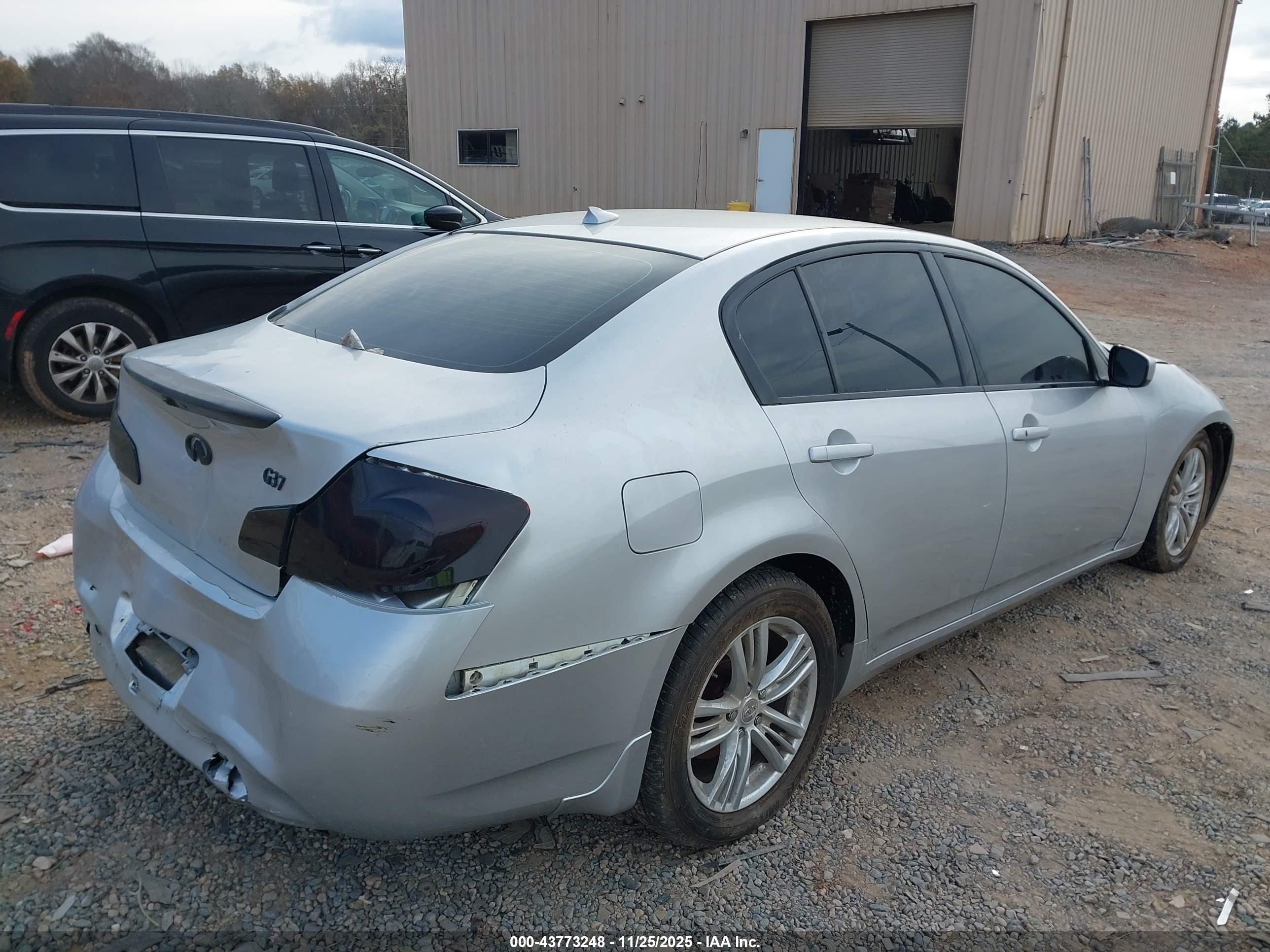 INFINITI G37 image 4