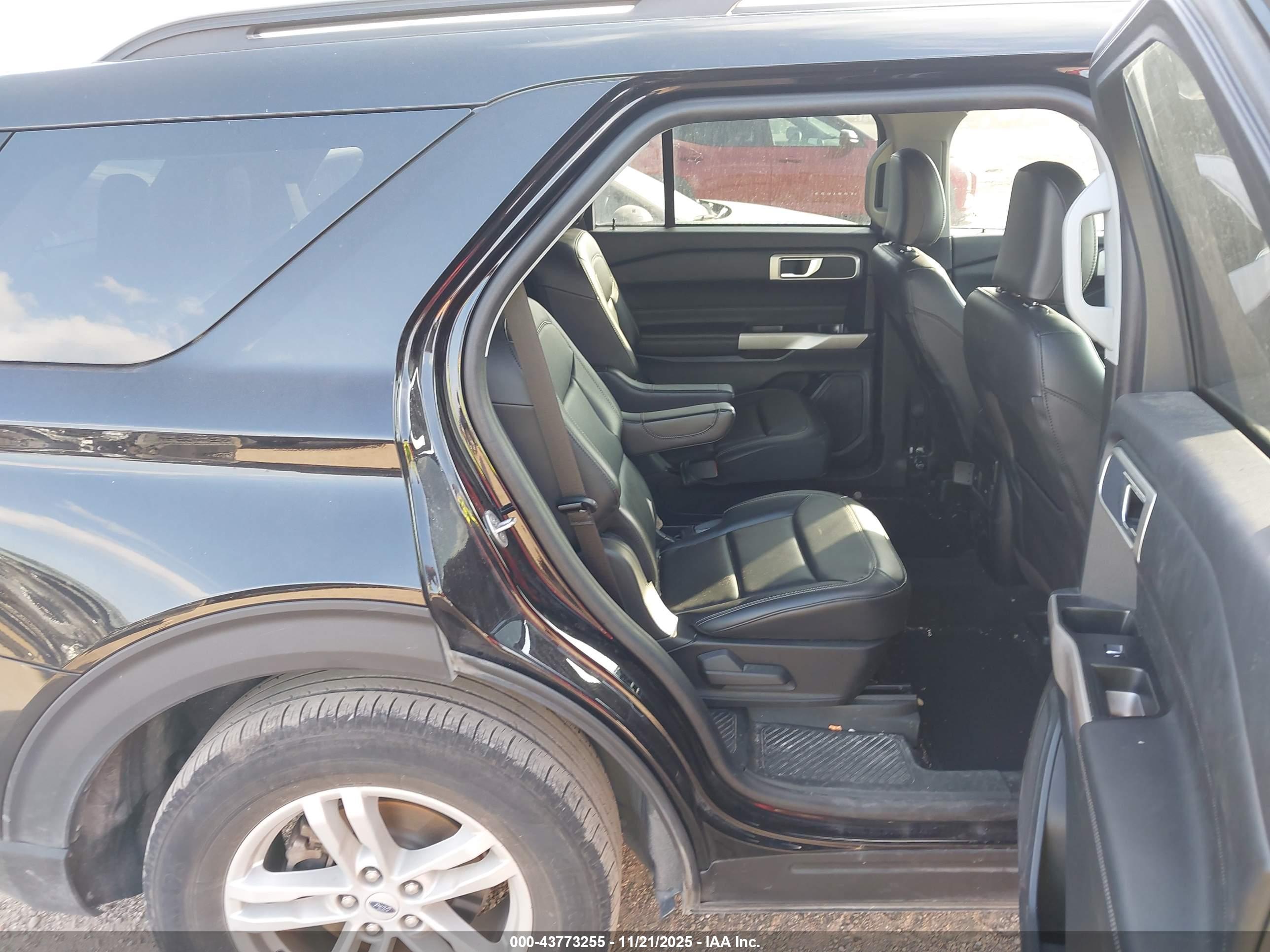 FORD EXPLORER image 8
