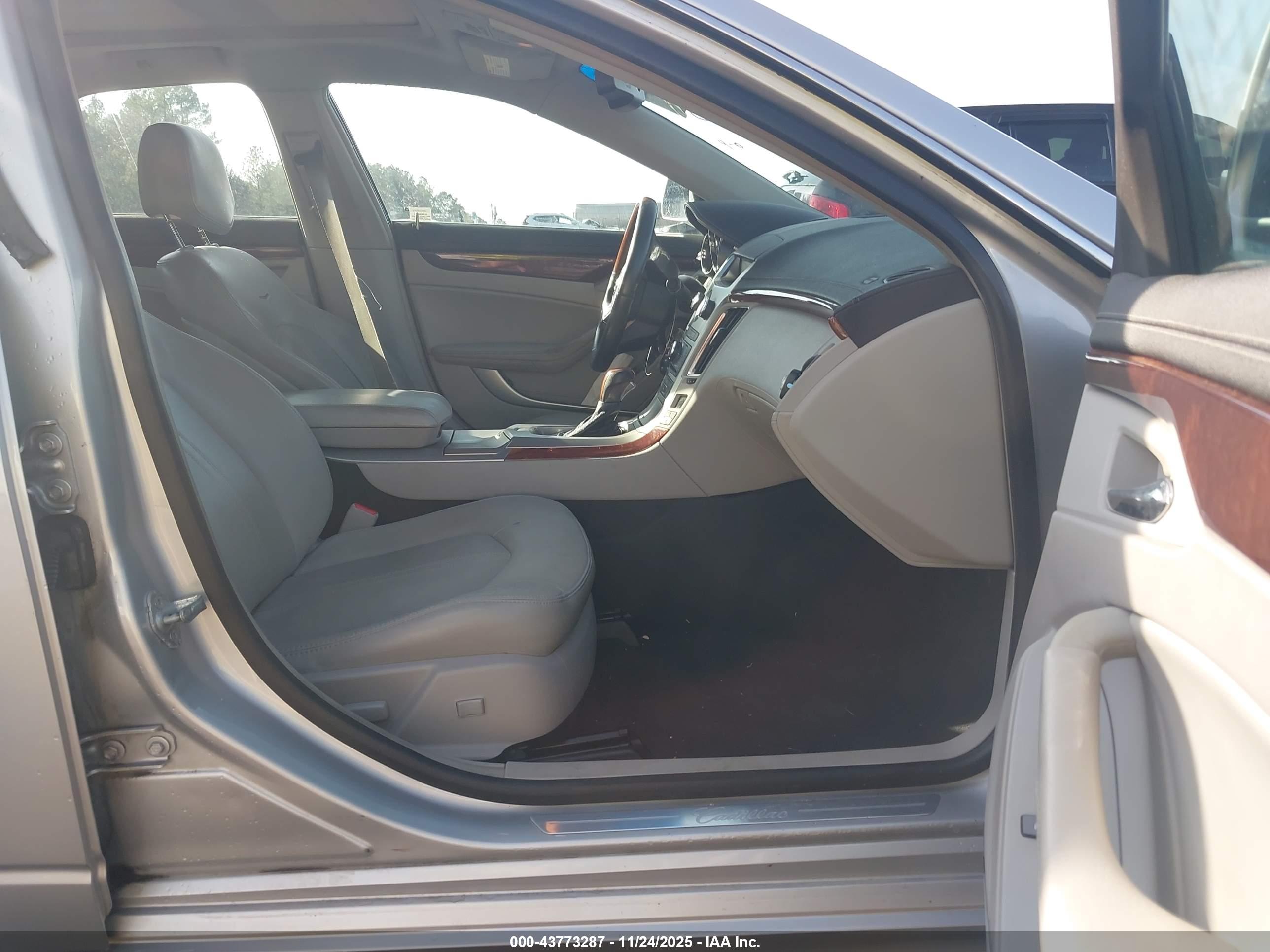 CADILLAC CTS image 5