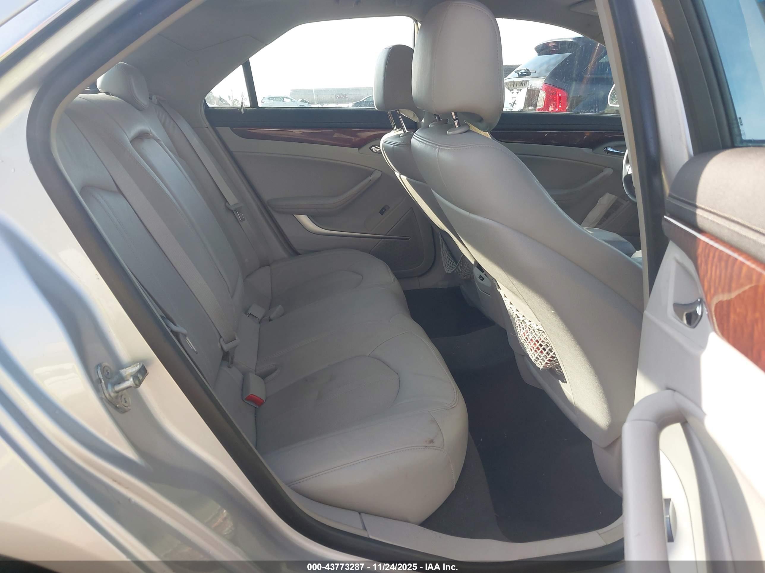 CADILLAC CTS image 8