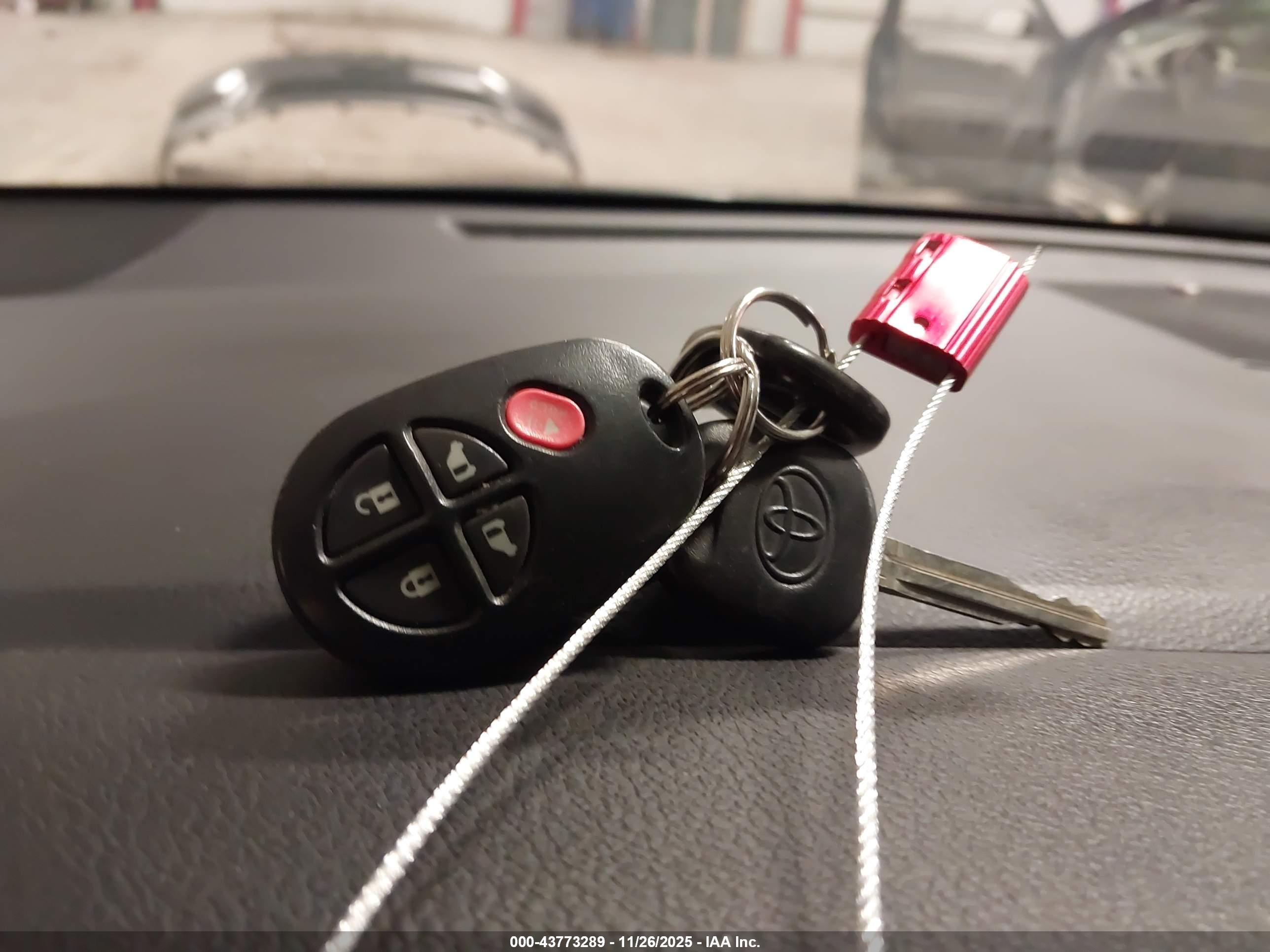 TOYOTA SIENNA image 11