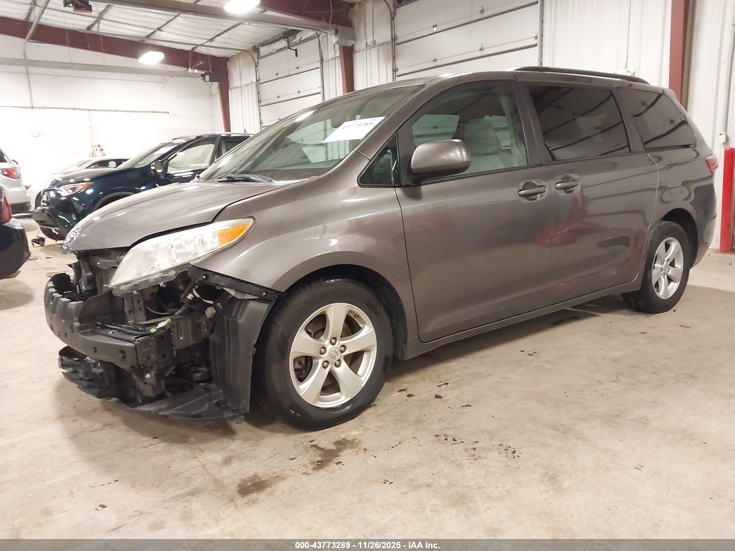 TOYOTA SIENNA image 2