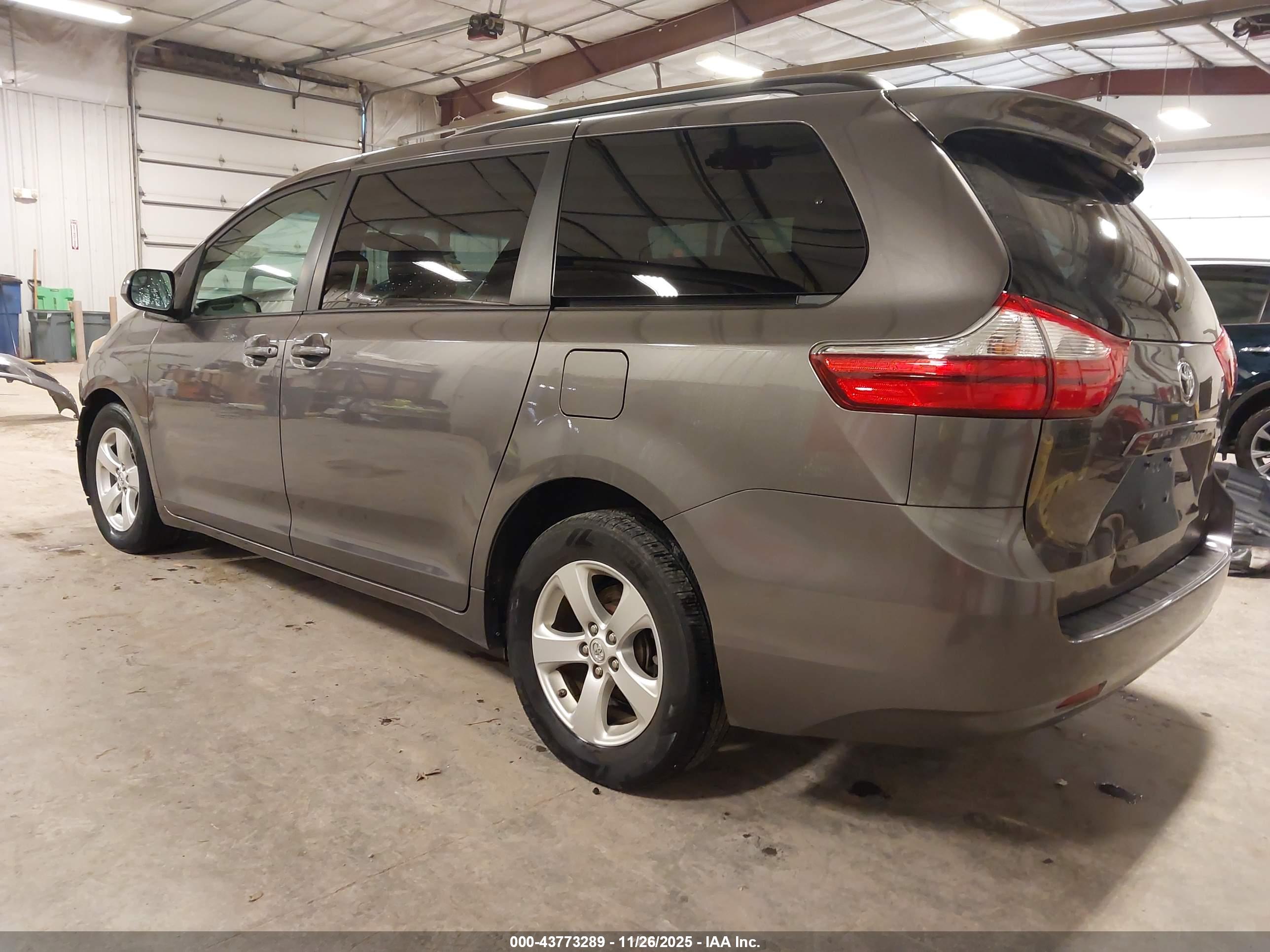 TOYOTA SIENNA image 3