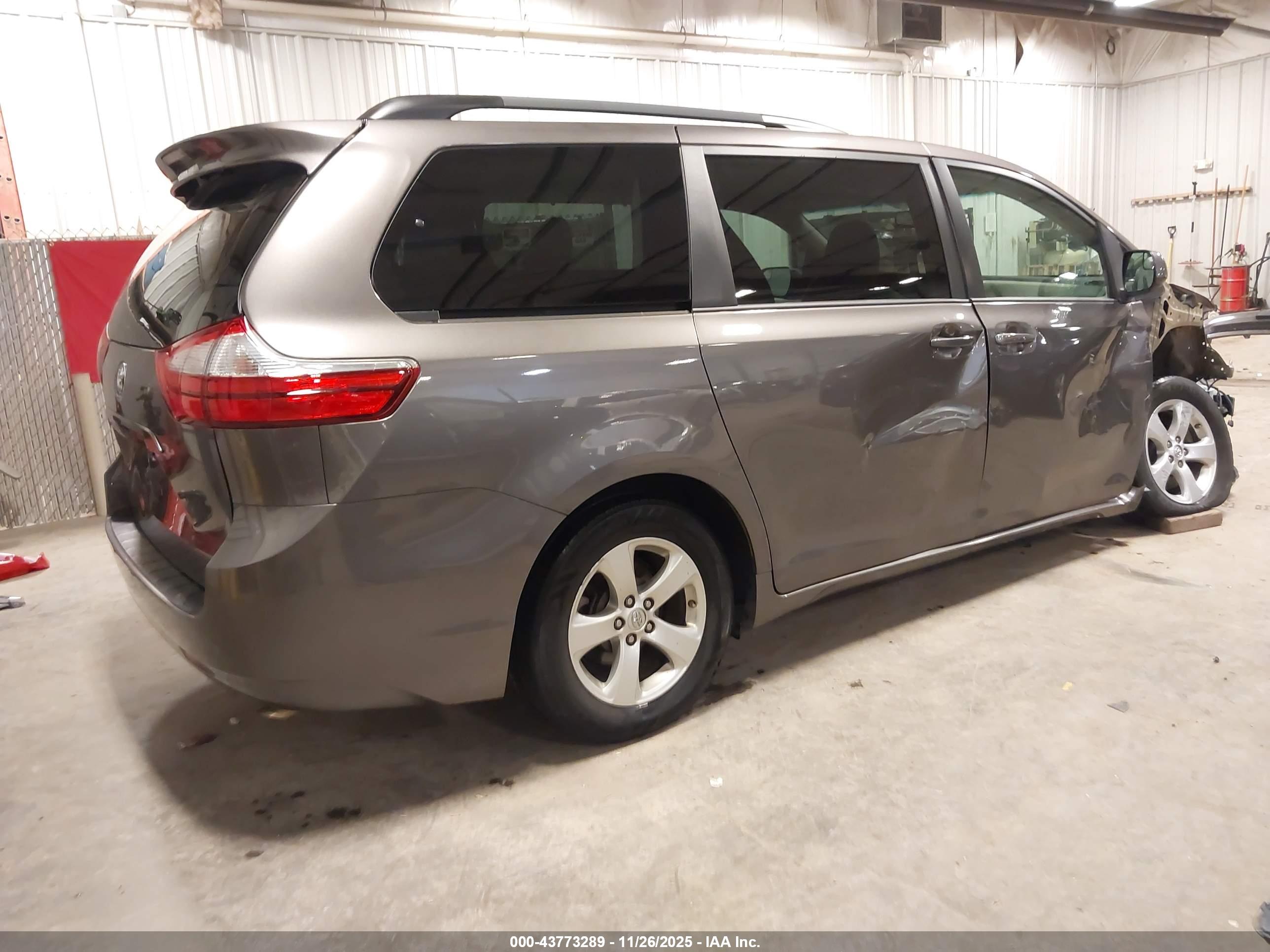 TOYOTA SIENNA image 4