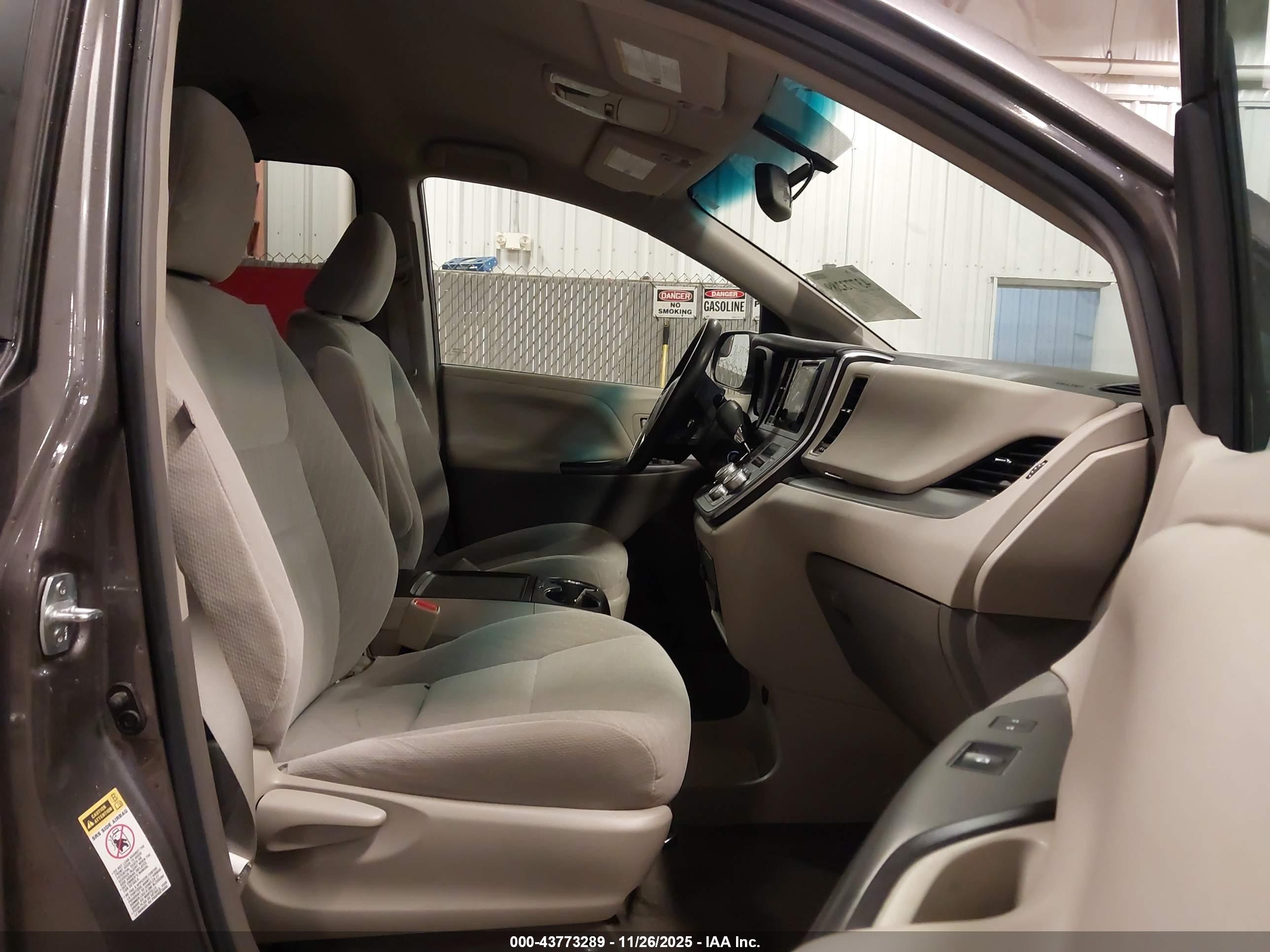 TOYOTA SIENNA image 5