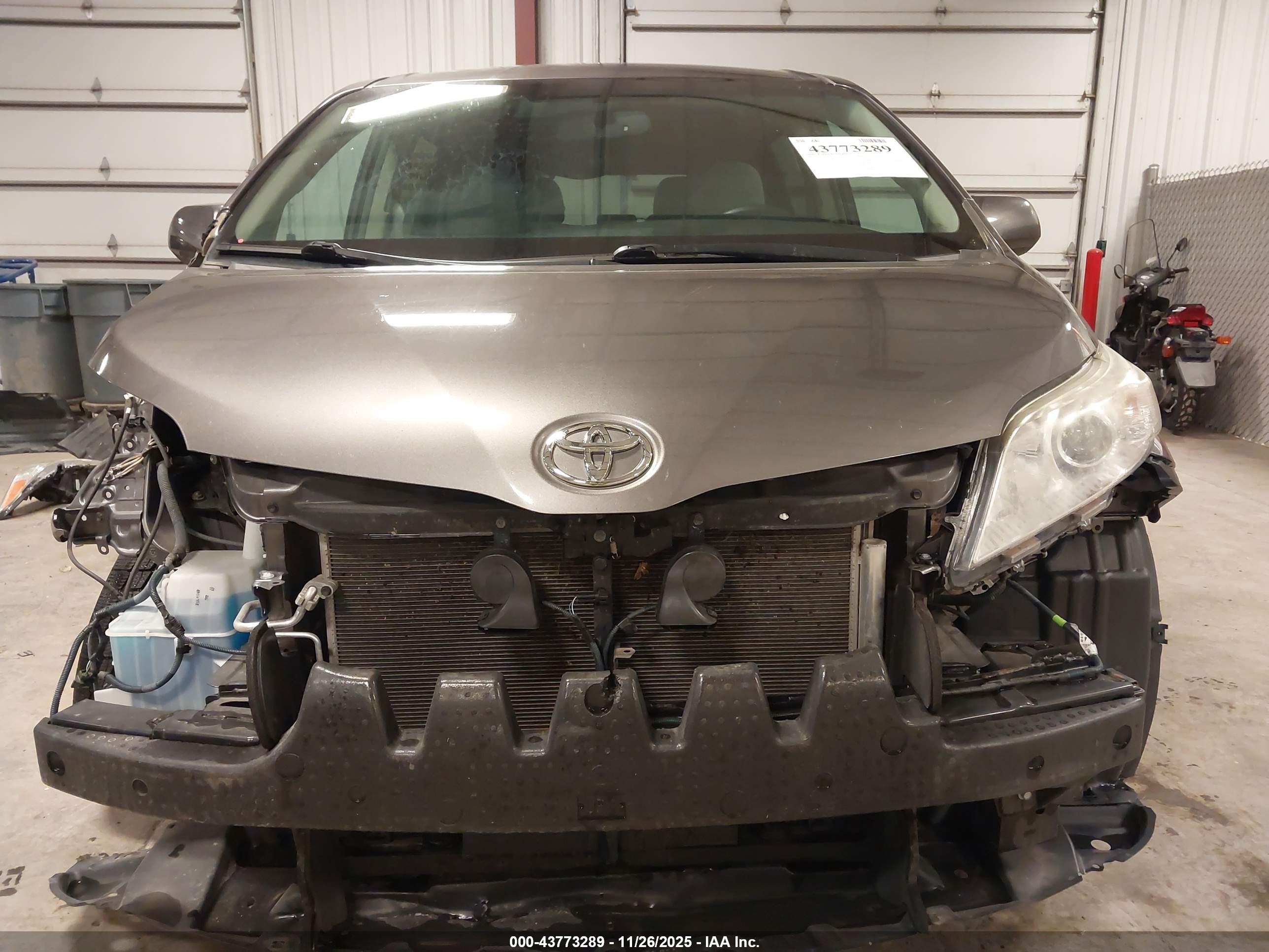 TOYOTA SIENNA image 6