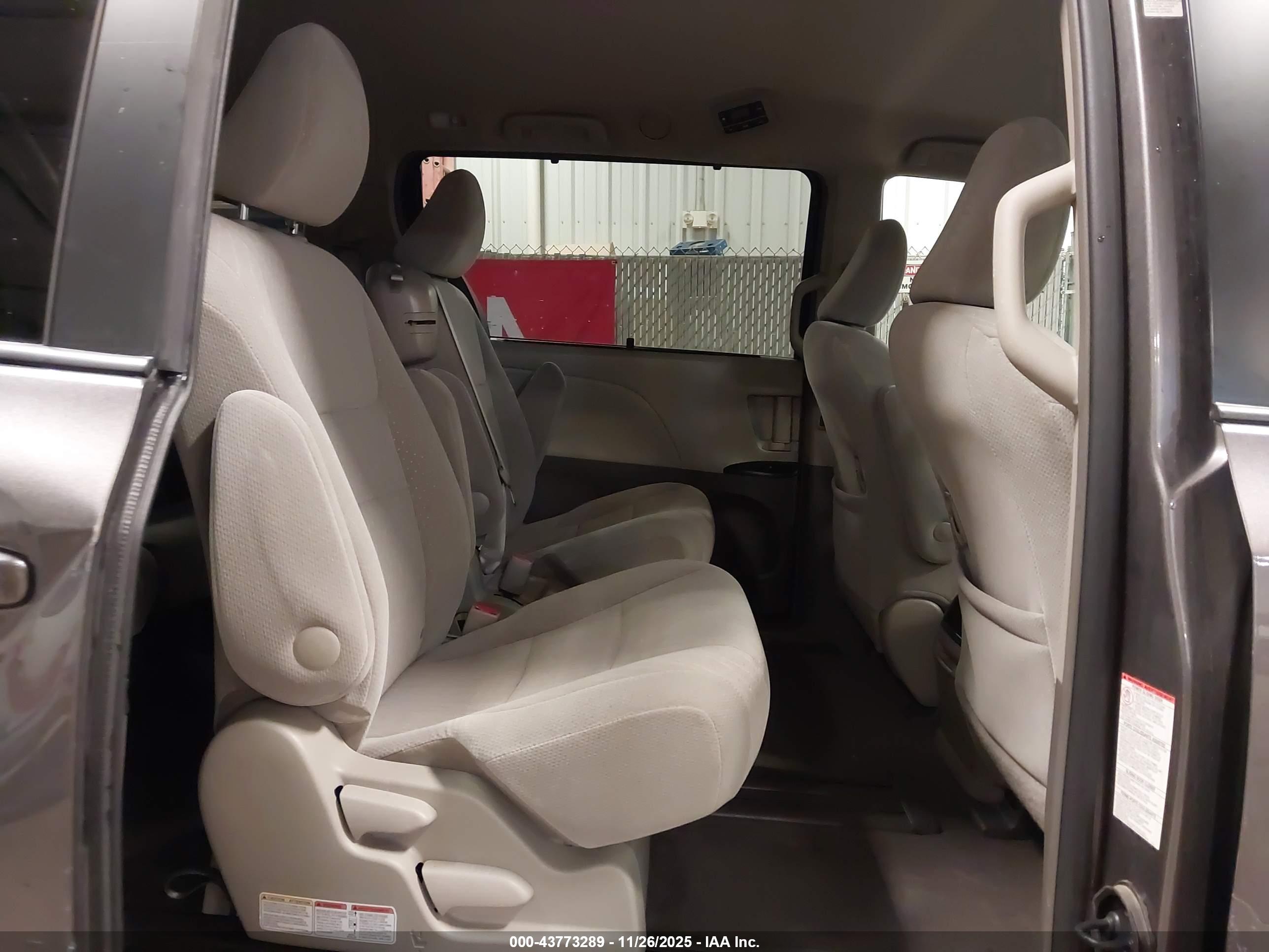 TOYOTA SIENNA image 8