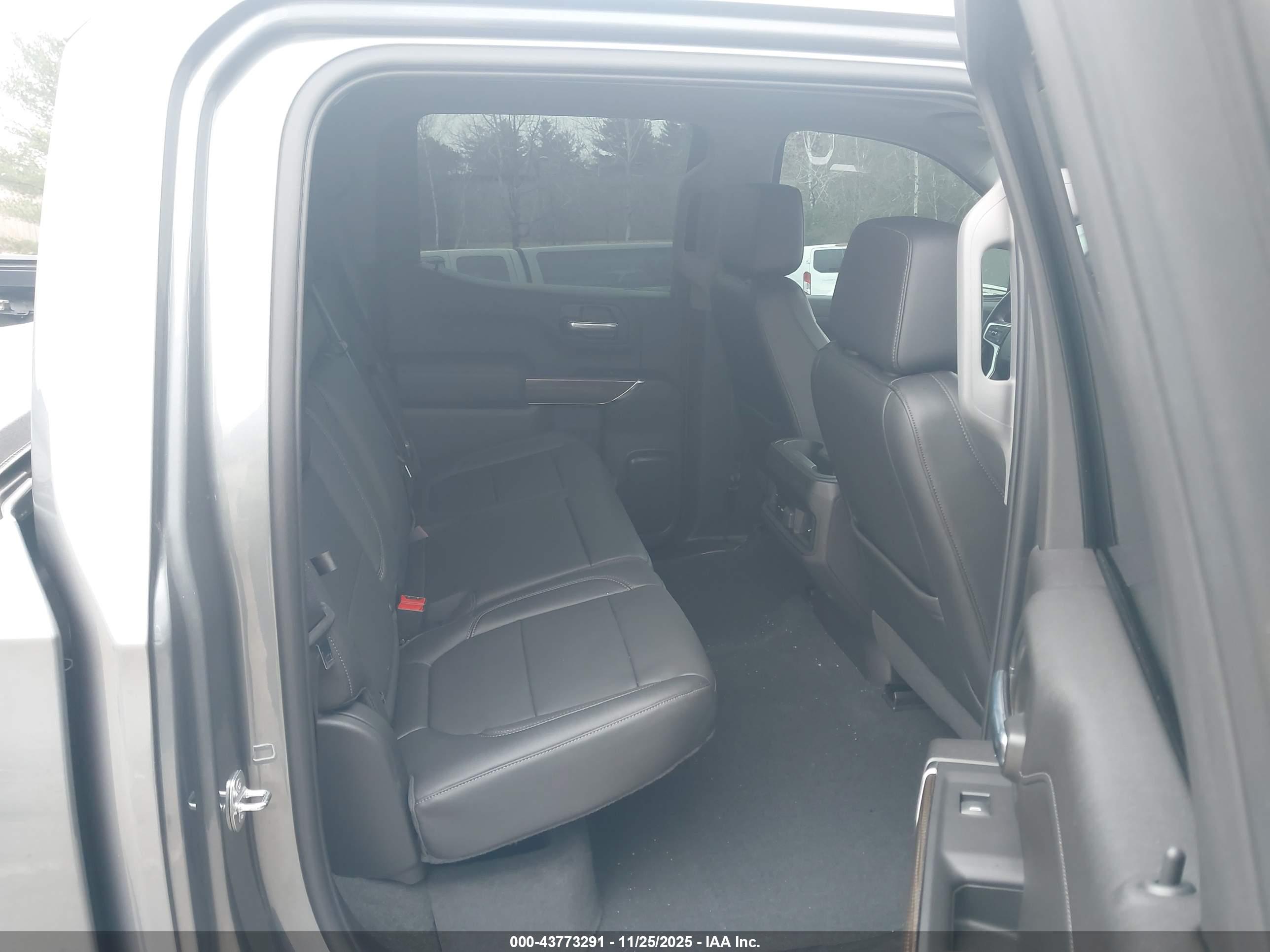 CHEVROLET SILVERADO image 8