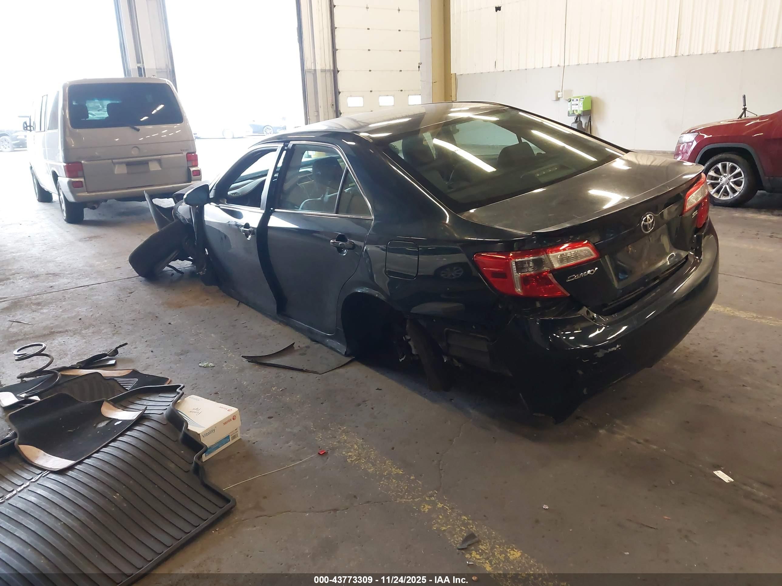 TOYOTA CAMRY image 3