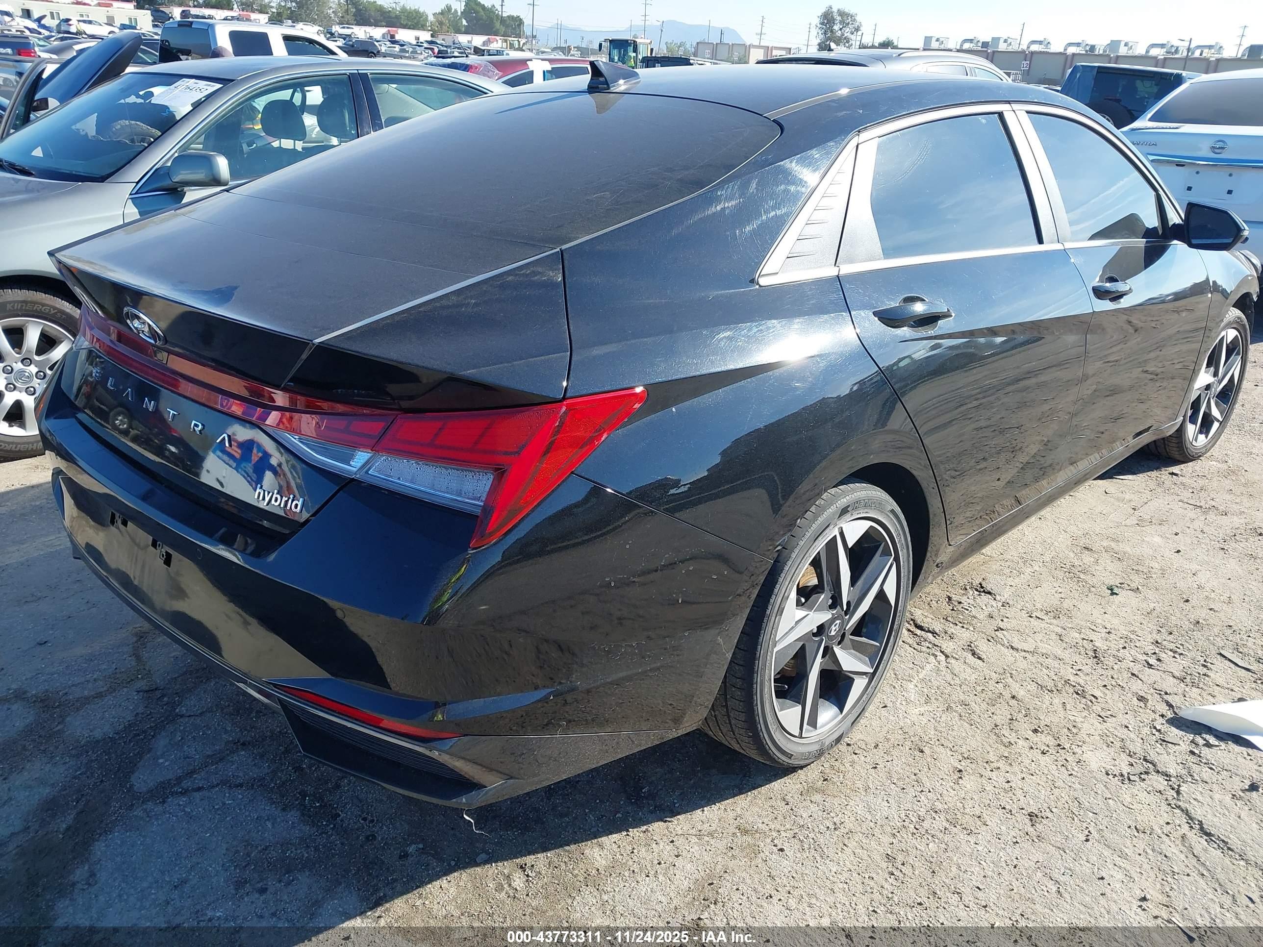 HYUNDAI ELANTRA image 4
