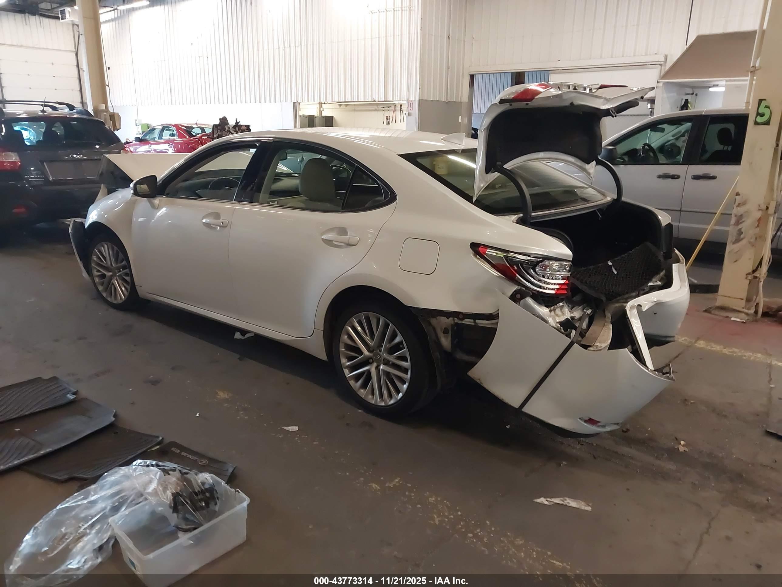 LEXUS ES image 3