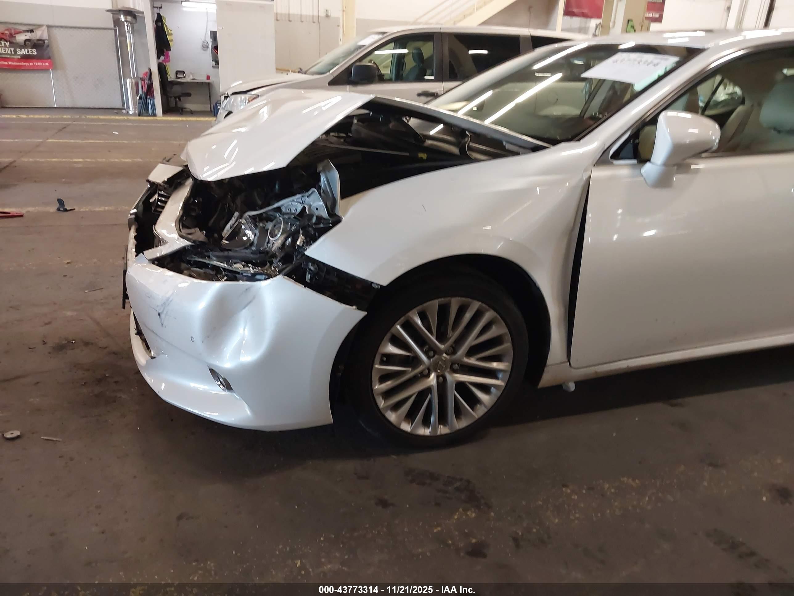 LEXUS ES image 6