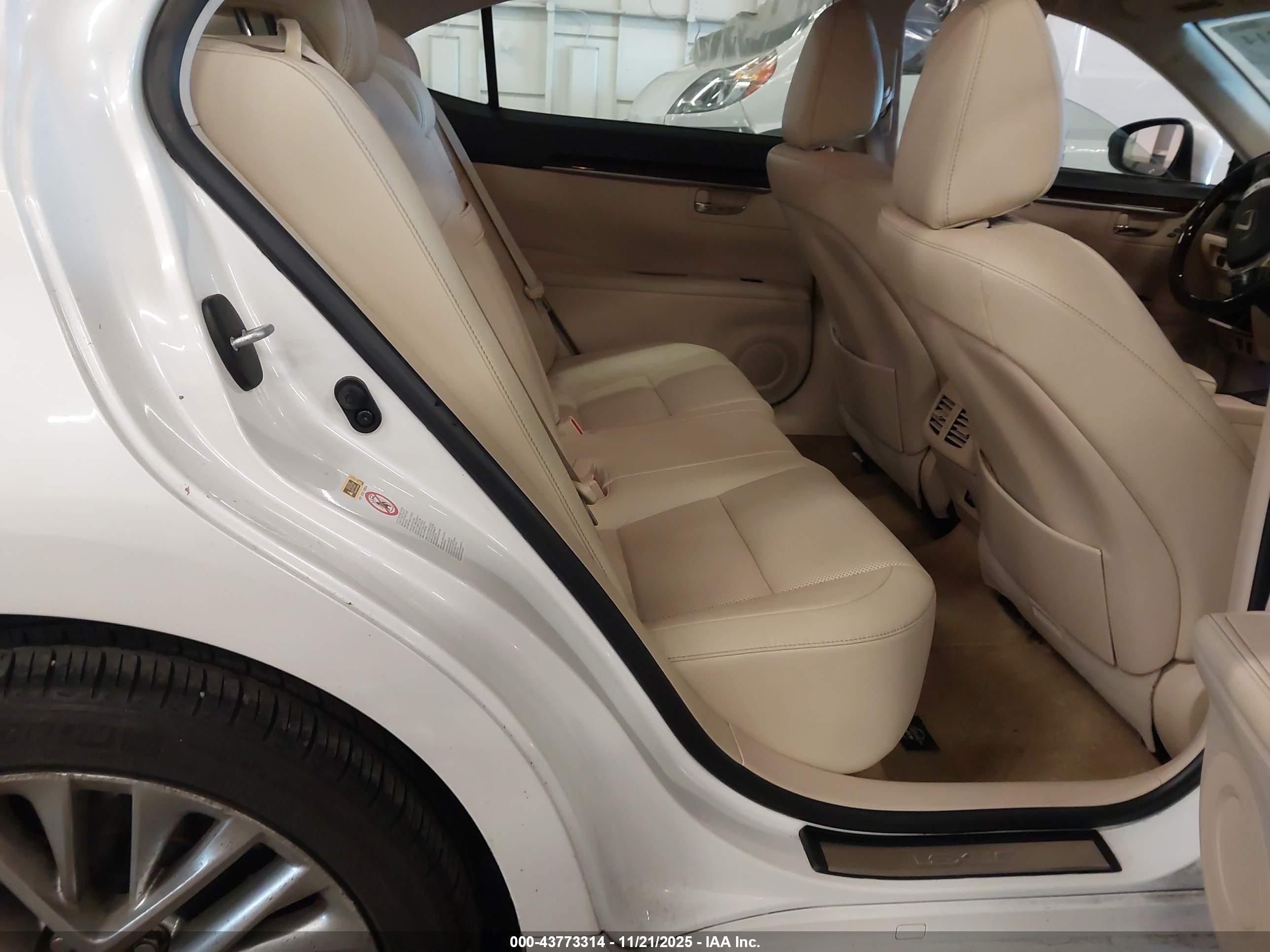 LEXUS ES image 8