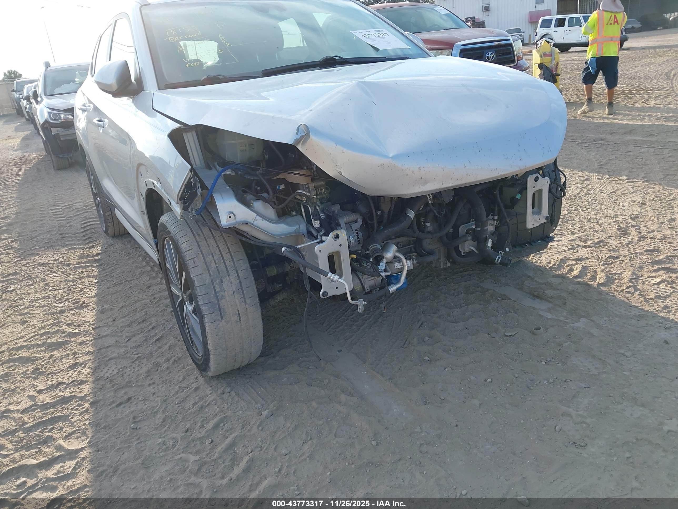 HYUNDAI TUCSON image 6