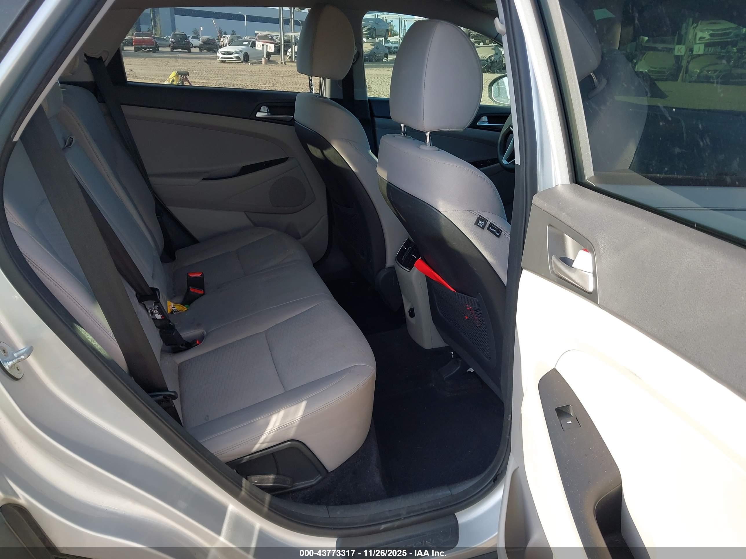 HYUNDAI TUCSON image 8