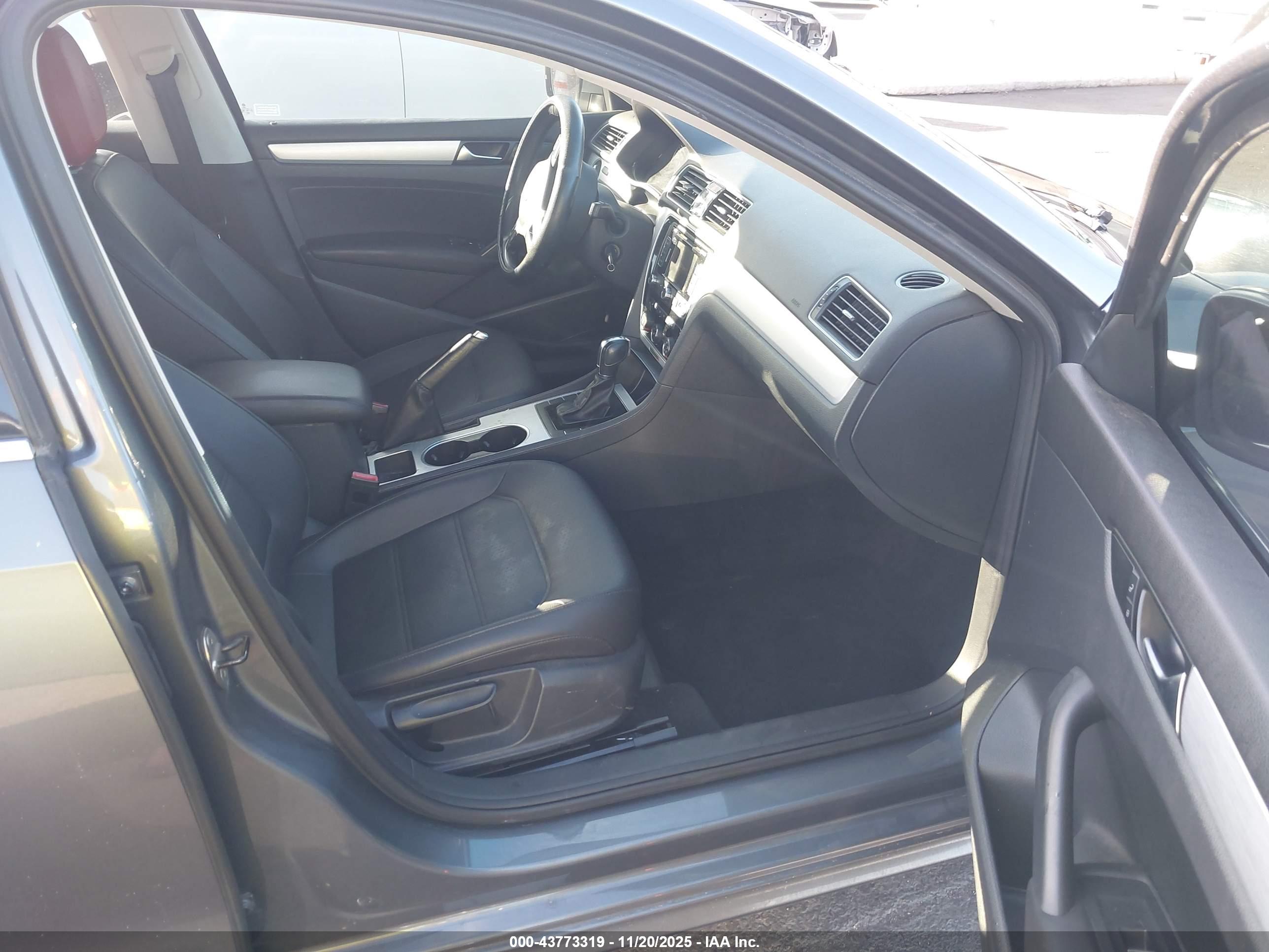 VOLKSWAGEN PASSAT image 5
