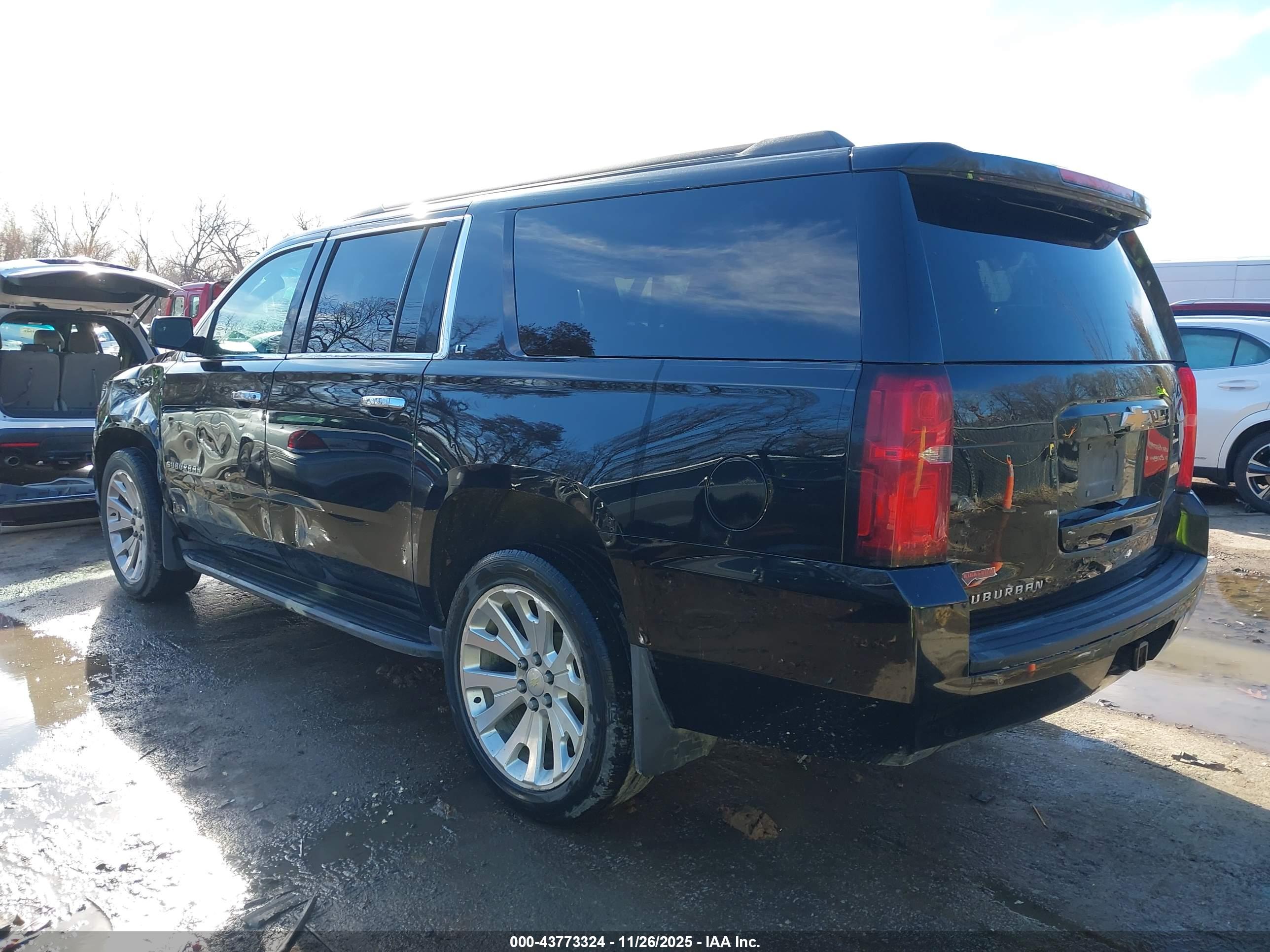 CHEVROLET SUBURBAN image 3